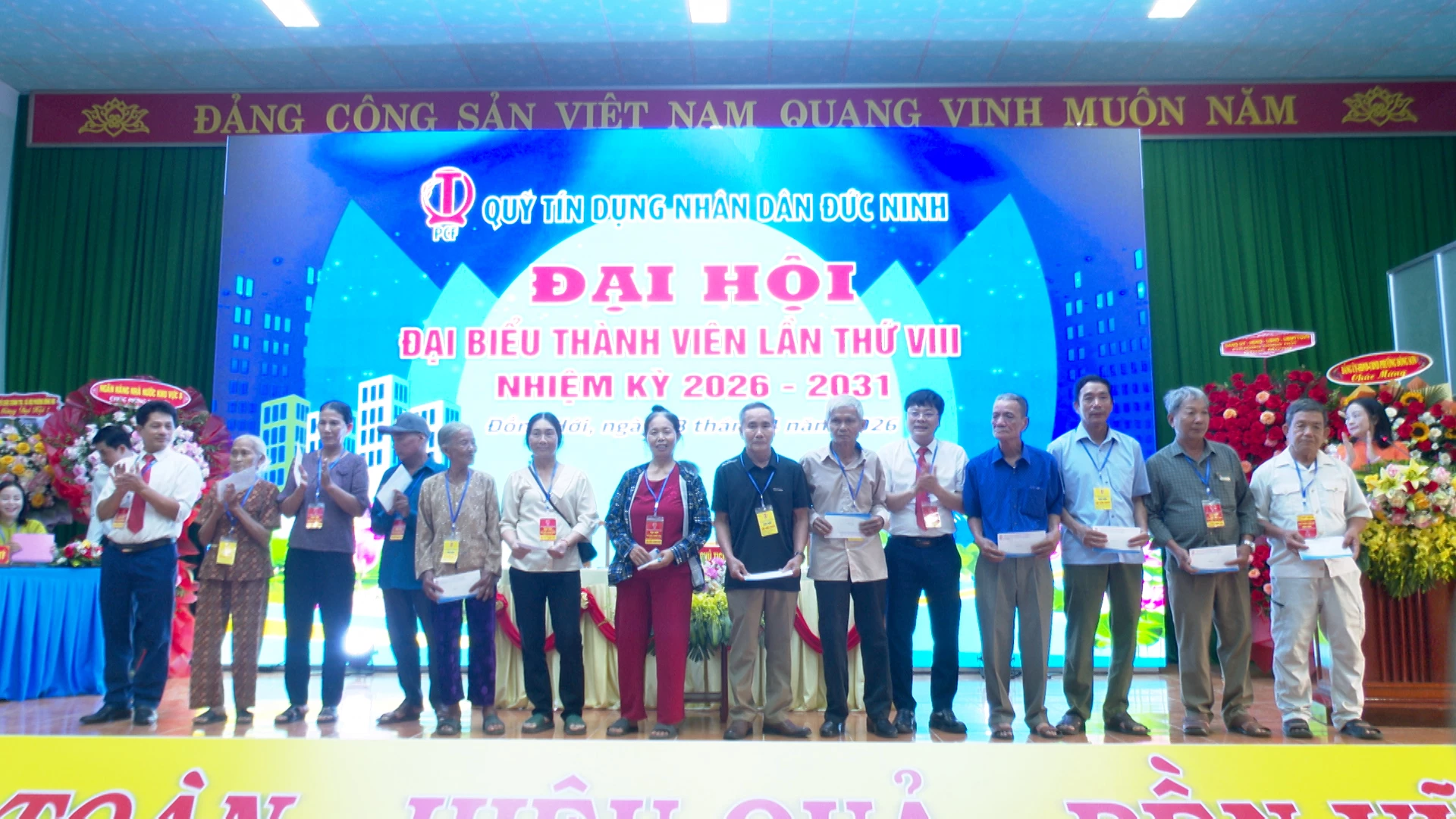 Quỹ Tín dụng Nhân dân Đức Ninh tặng thưởng cho các cá nhân có thành tích xuất sắc trong nhiệm kỳ qua - Ảnh: Quang Ngọc.