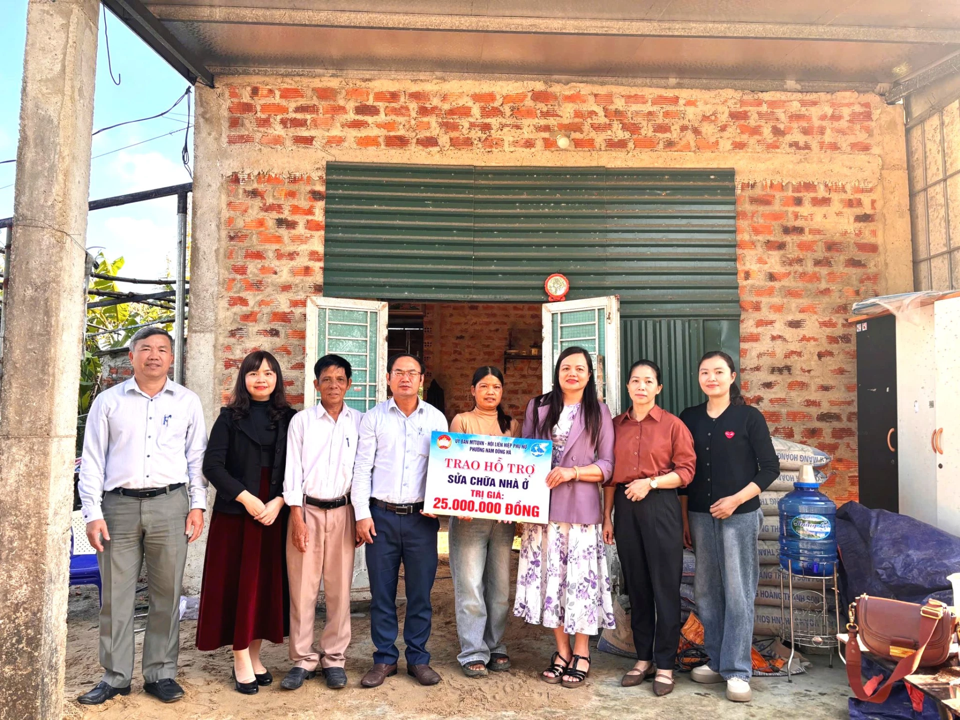 Lãnh đạo Ủy ban MTTQVN phường và Hội LHPN phường Nam Đông Hà trao kinh phí hỗ trợ sửa chữa nhà ở cho gia đình chị Trần Thị Thủy ở khu phố Trung Chỉ - Ảnh: Đ.V 