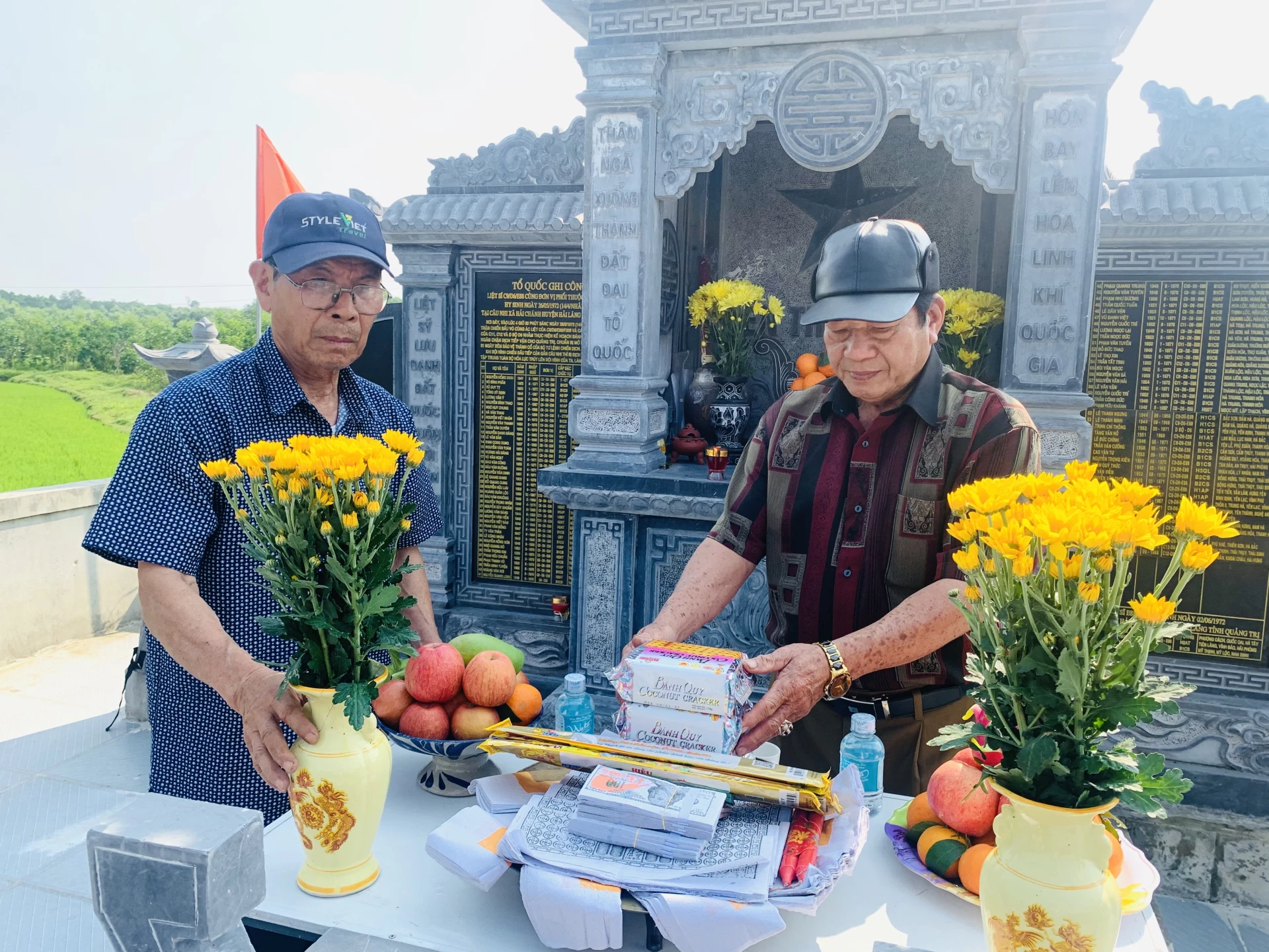 Ông Bùi Hữu Tuấn (bên phải) và ông Phạm Như Minh chuẩn bị lễ vật cúng liệt sĩ - Ảnh: Đ.V