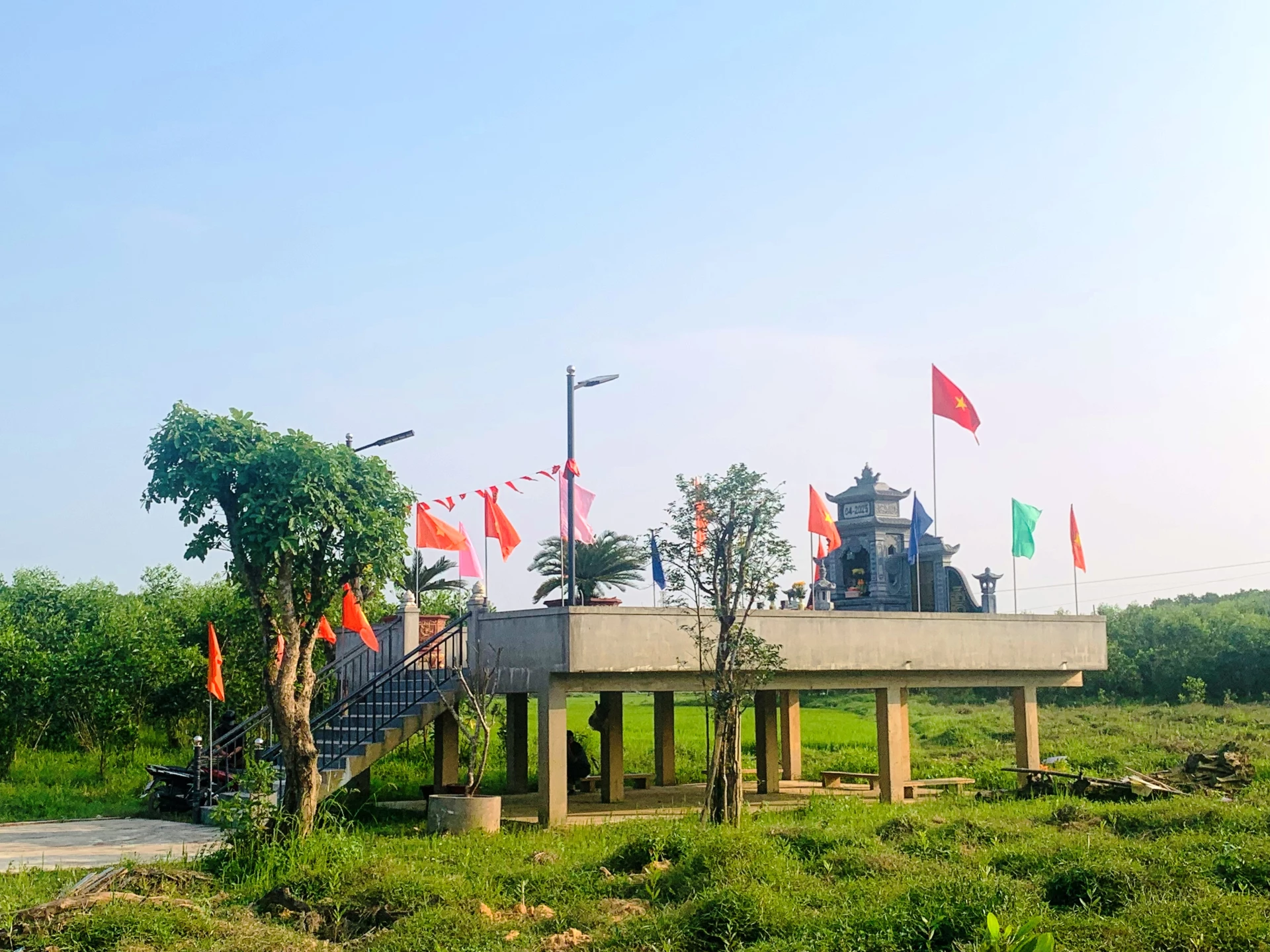 Khuôn viên Đền thờ liệt sĩ Tiểu đoàn 6, Trung đoàn 88, Sư đoàn 308 tại xã Nam Hải Lăng - Ảnh: Đ.V