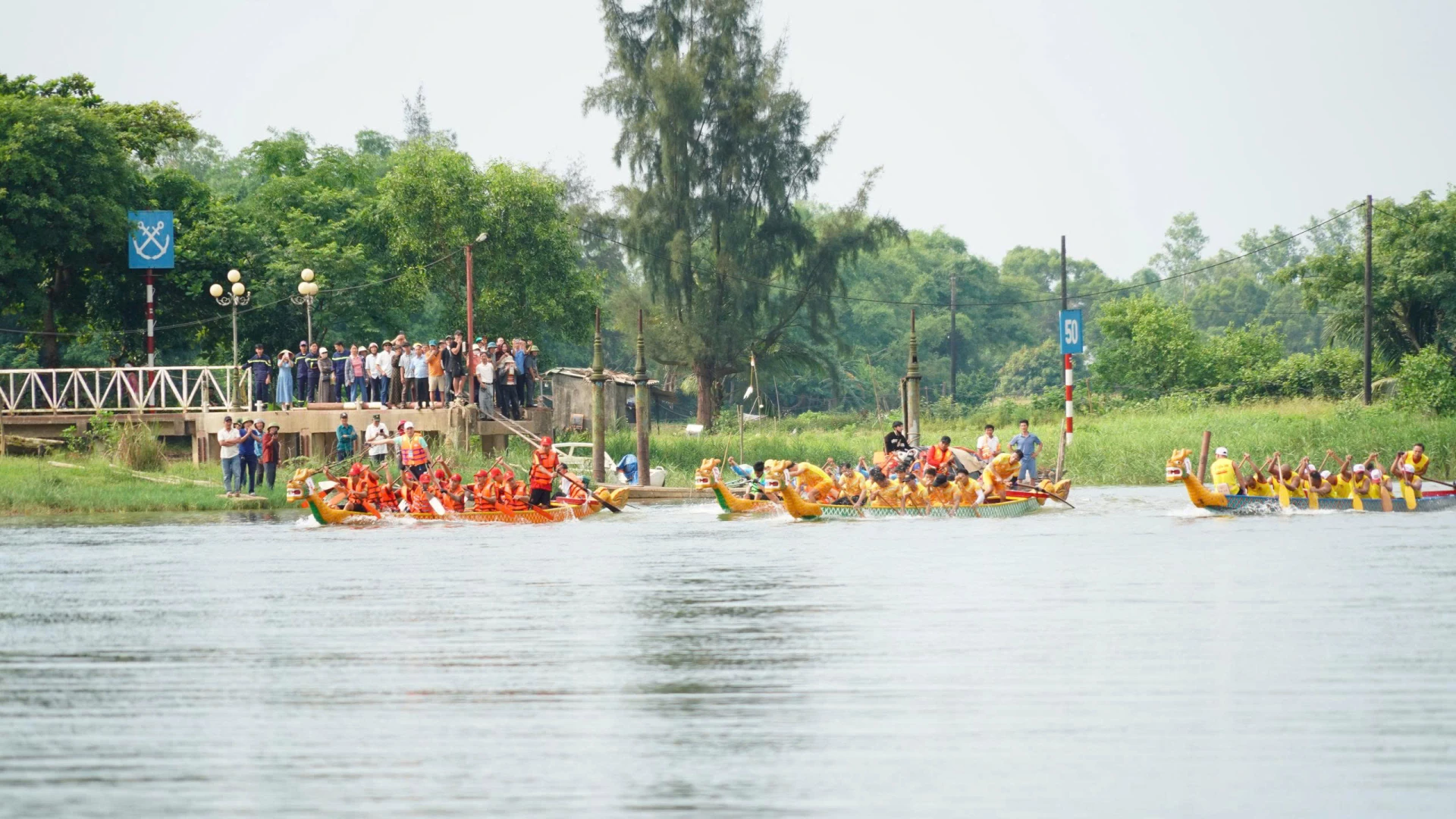 Các đội đua tranh tài sôi nổi trên sông Bến Hải - Ảnh: ĐV