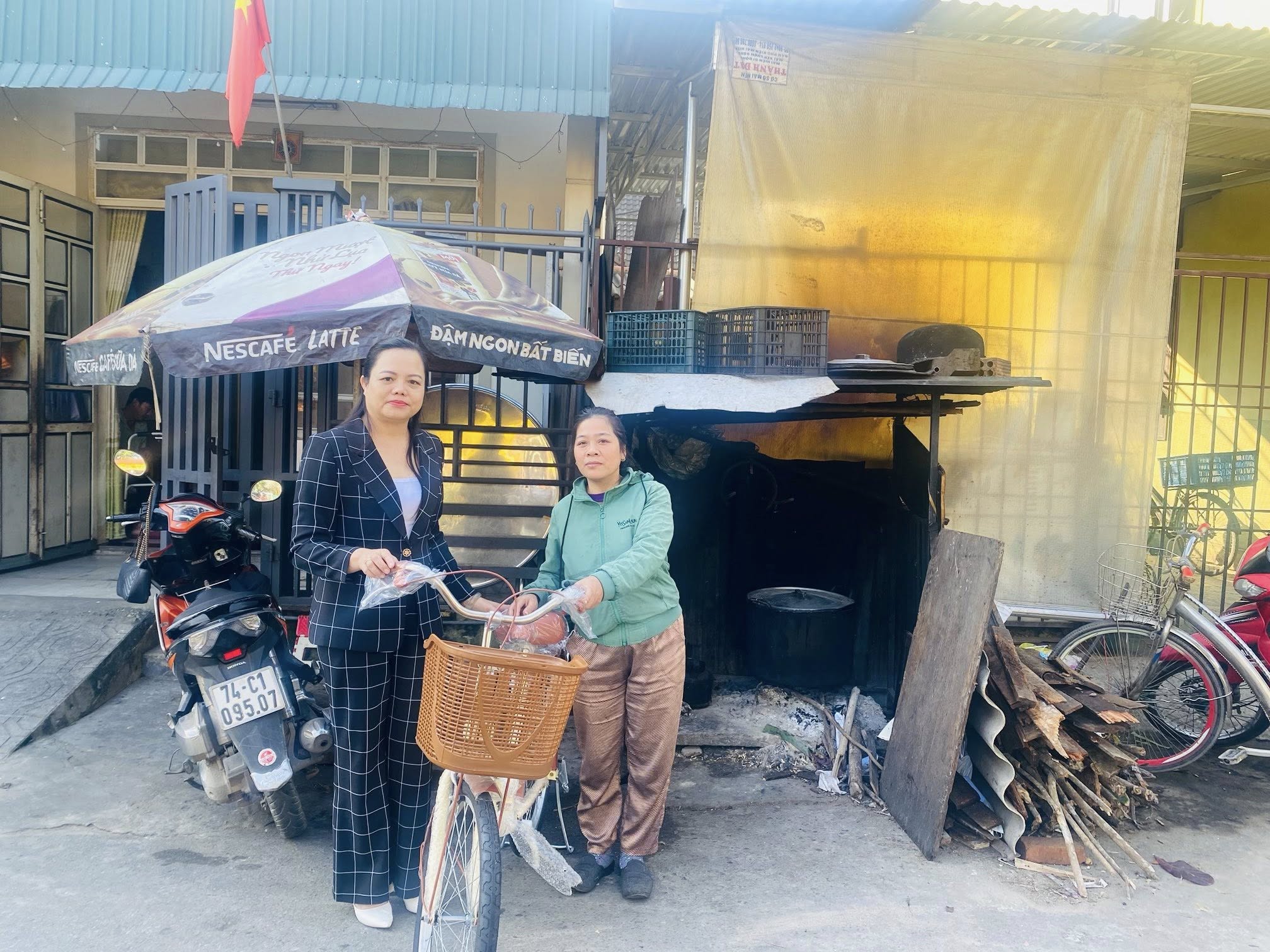 Trao xe đạp tạo sinh kế cho hội viên phụ nữ có hoàn cảnh khó khăn trên địa bàn phường Nam Đông Hà - Ảnh: Đ.V