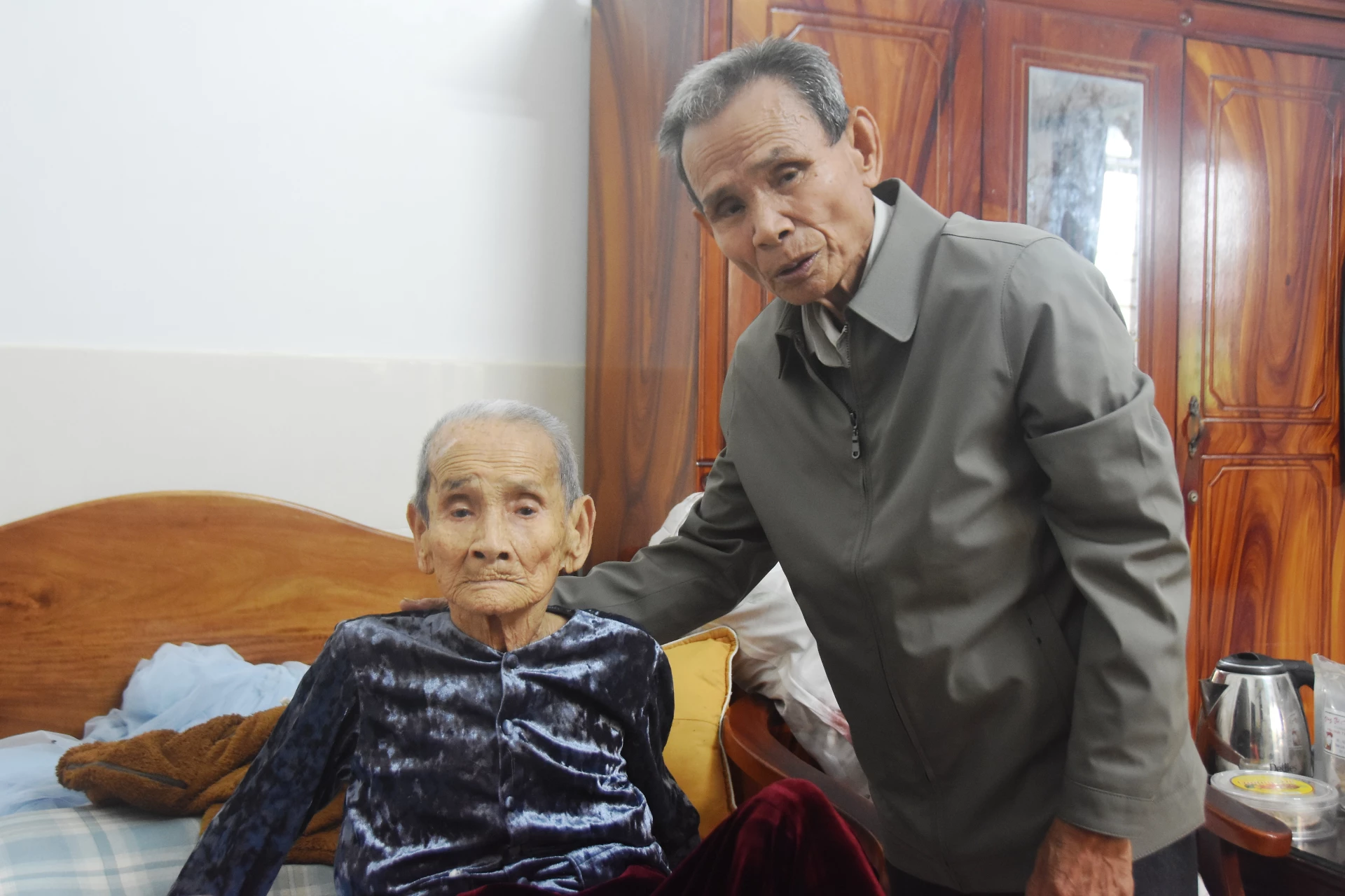 Ông Nguyễn Đức Phương bên người mẹ hiền, cụ Dương Thị Thí  - Ảnh: Đ.V