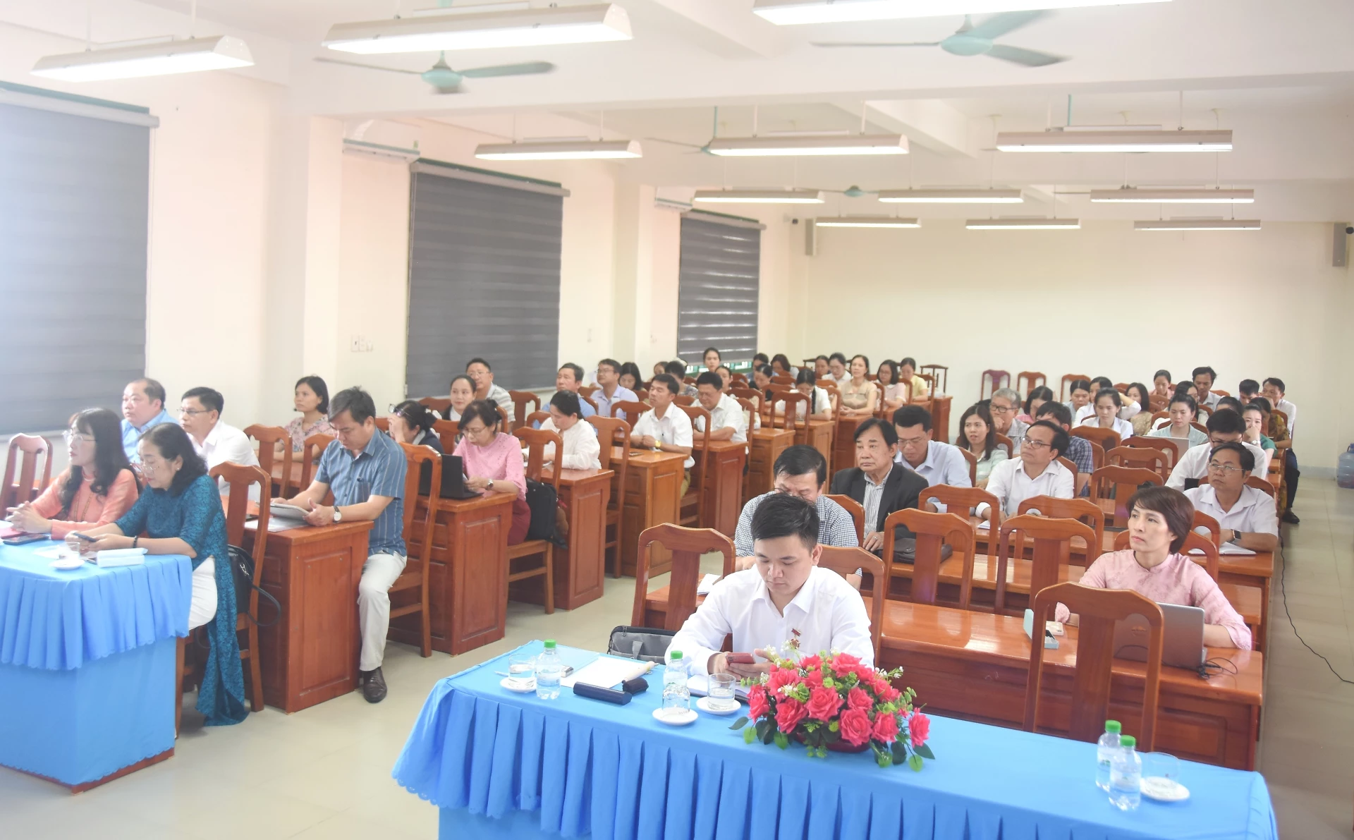 Các đại biểu, thầy cô giáo tham dự hội thảo - Ảnh: ĐV