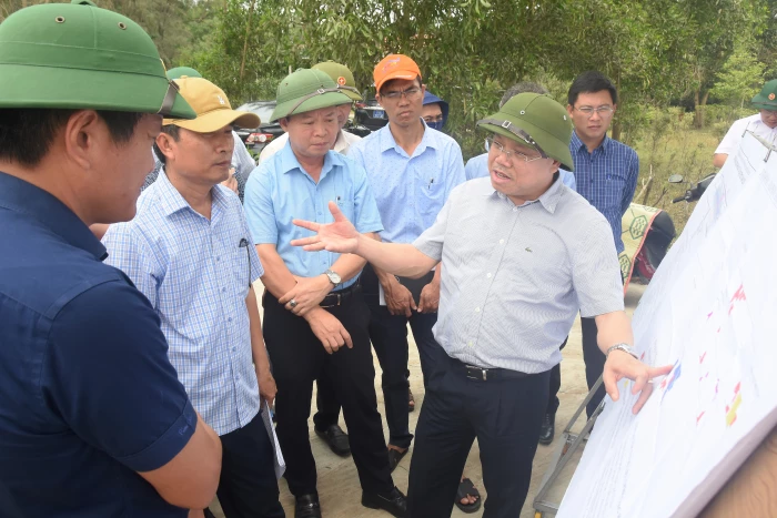 Đồng chí Lê Đức Tiến, Phó Chủ tịch UBND tỉnh kiểm tra công tác giải phóng mặt bằng các dự án