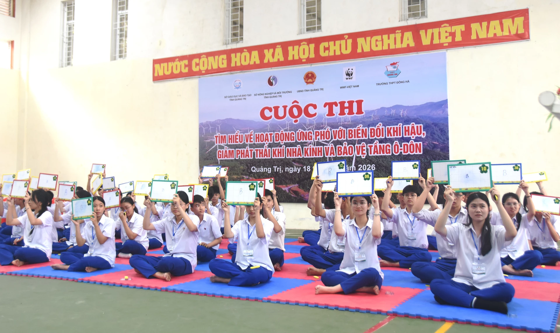 Học sinh Trường THPT Đông Hà hào hứng tham gia cuộc thi - Ảnh: ĐV