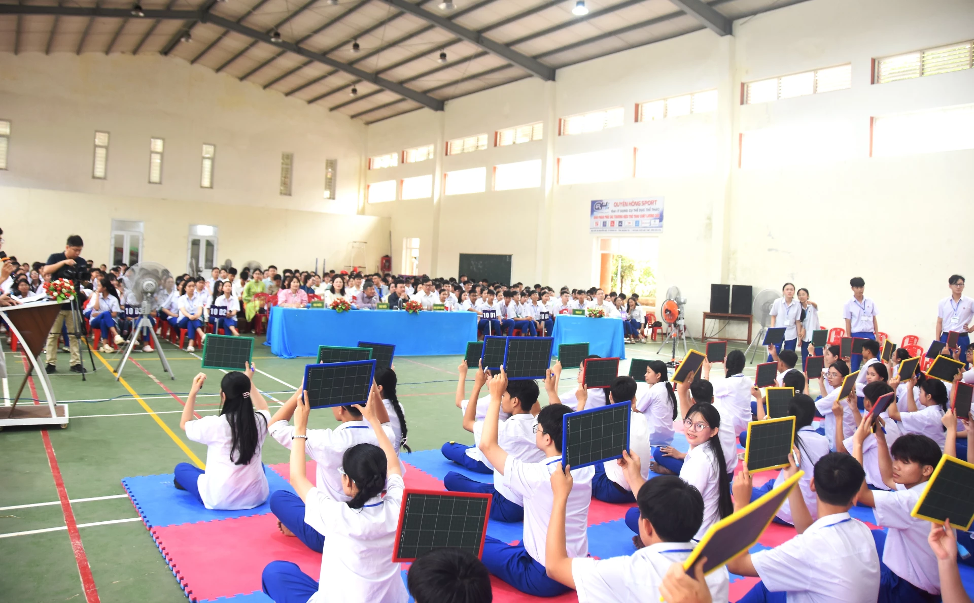 Học sinh Trường THPT Đông Hà hào hứng tham gia cuộc thi - Ảnh: ĐV