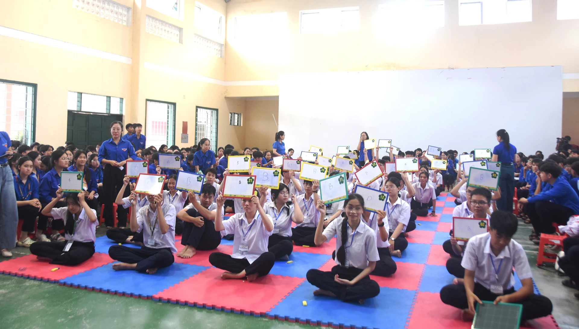 Học sinh Trường THPT Chuyên Lê Quý Đôn trả lời các câu hỏi - Ảnh: ĐV