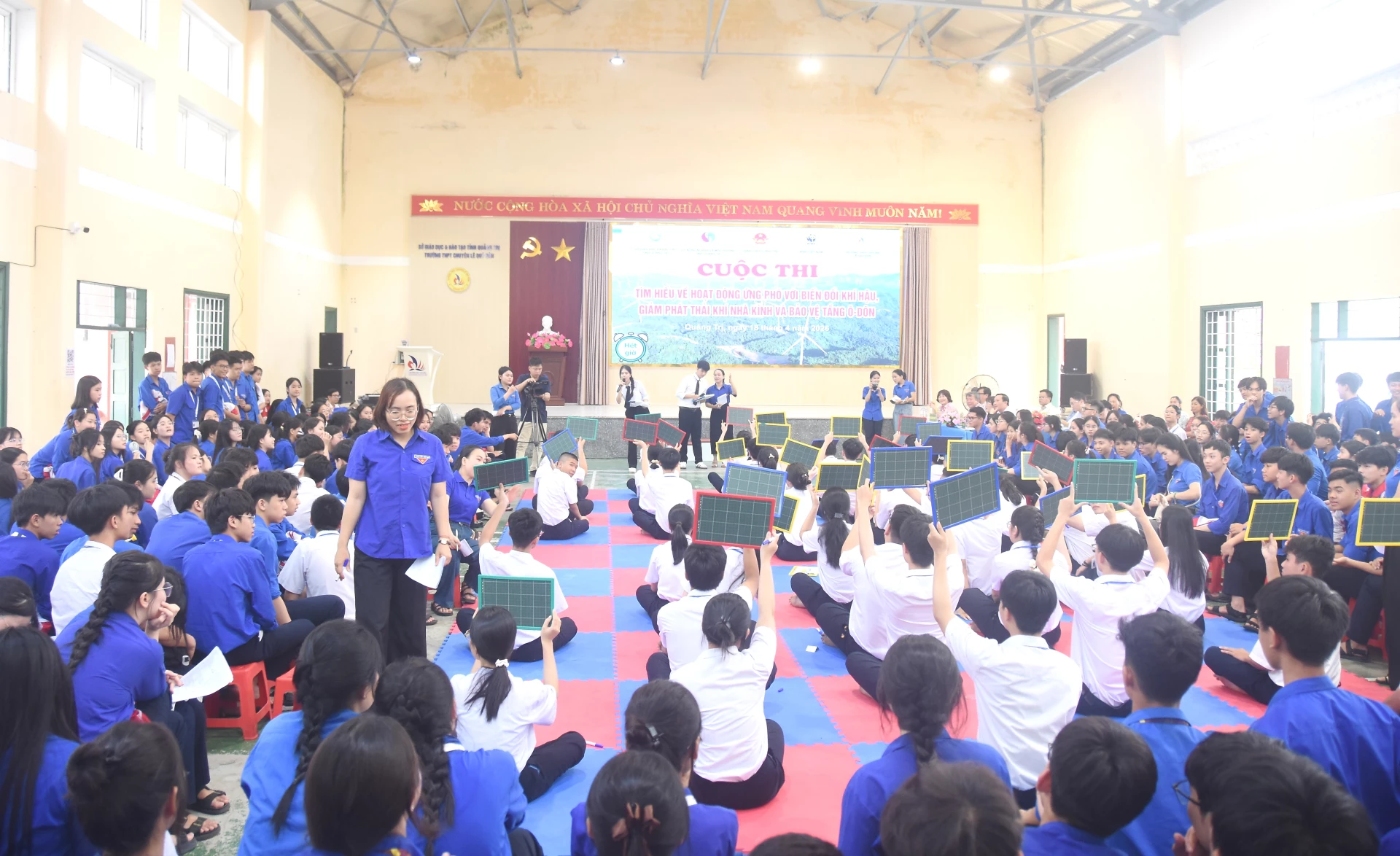 Học sinh Trường THPT Chuyên Lê Quý Đôn trả lời các câu hỏi - Ảnh: ĐV