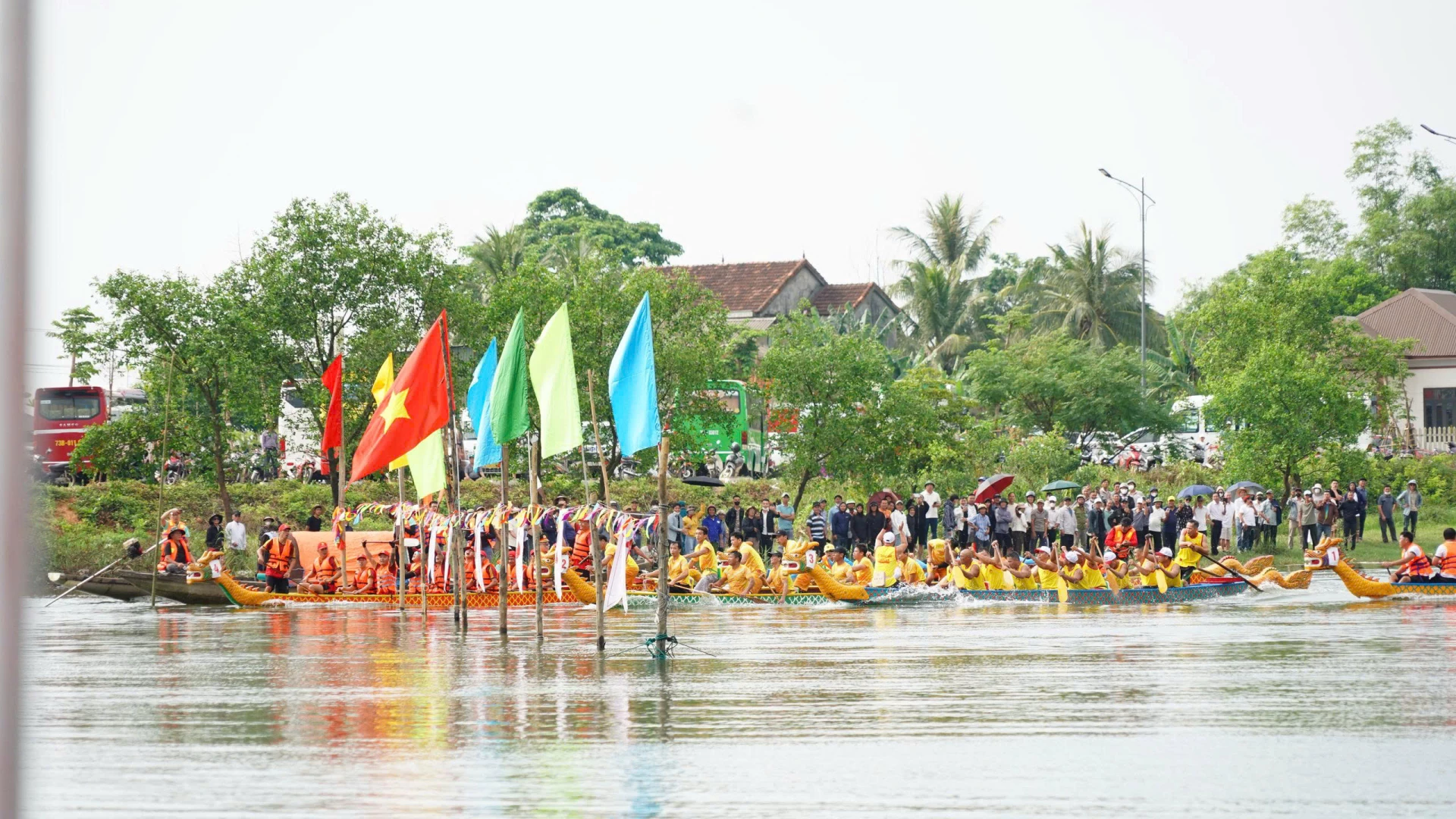 Các đội đua tranh tài sôi nổi trên sông Bến Hải - Ảnh: ĐV
