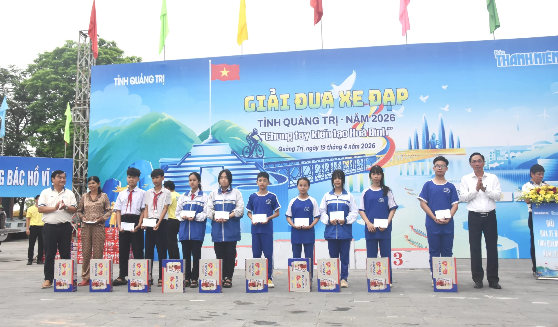 Trao tặng quà cho các em học sinh nghèo, vượt khó, học giỏi, các gia đình chính sách có hoàn cảnh khó khăn - Ảnh: ĐV