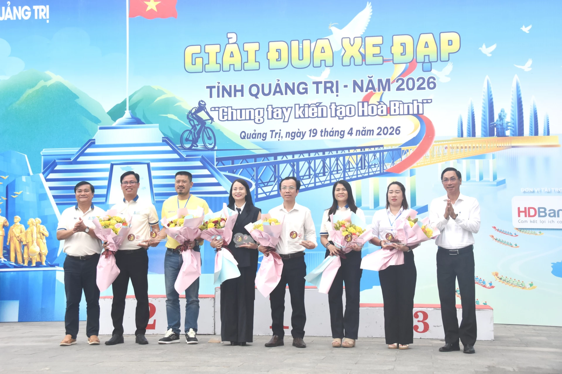 Trao kỷ niệm chương và hoa cho các nhà tài trợ - Ảnh: ĐV