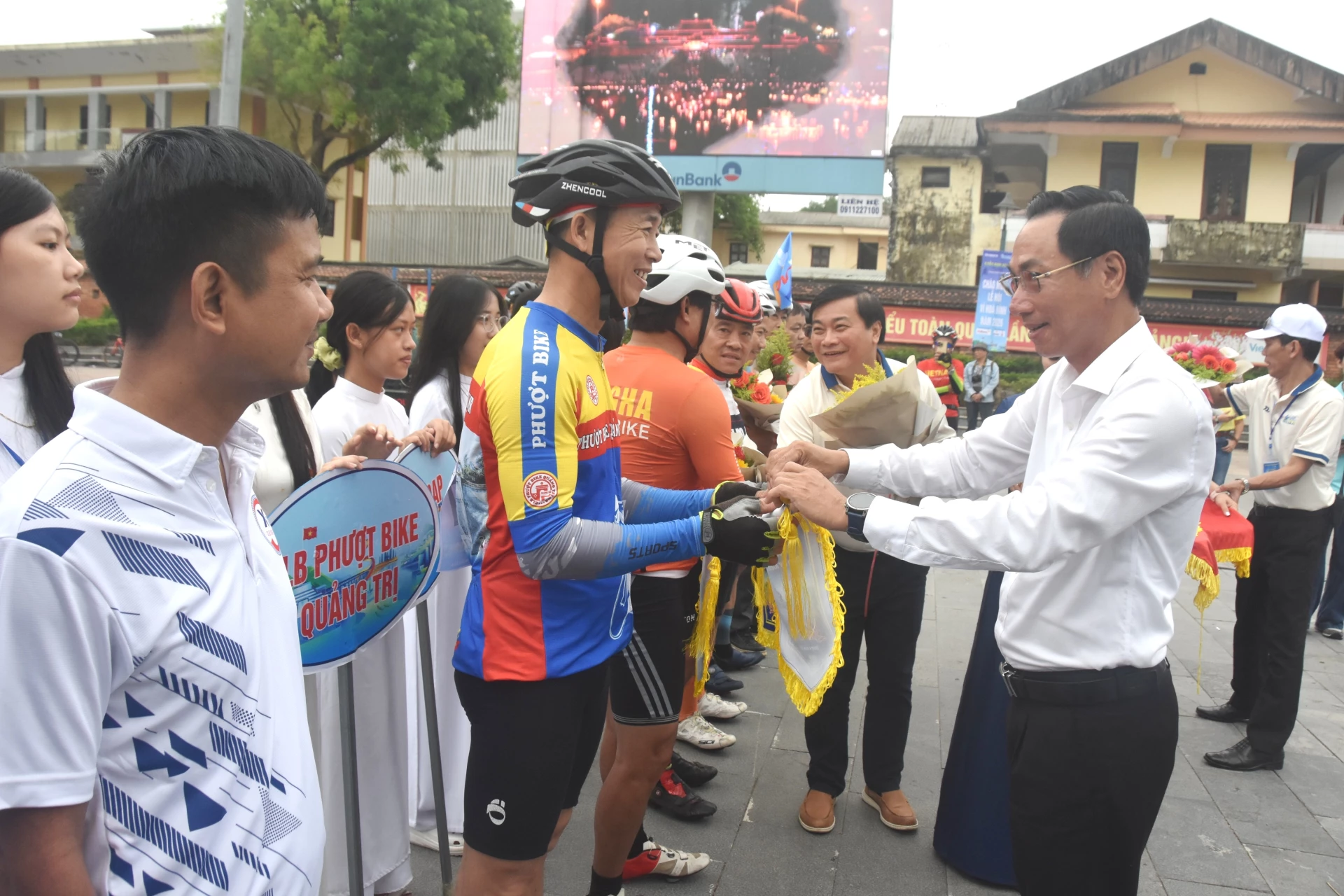 Trao cờ lưu niệm và hoa cho các đoàn VĐV tham dự giải – Ảnh: ĐV