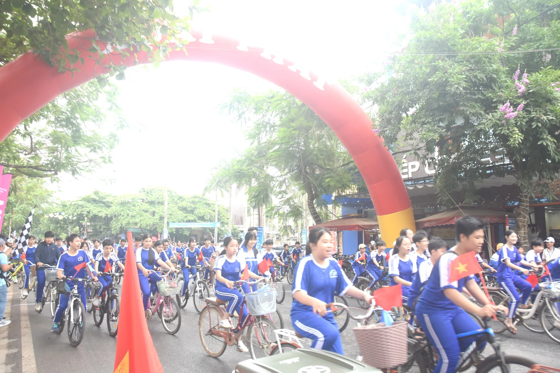 Học sinh diễu hành - Ảnh: ĐV