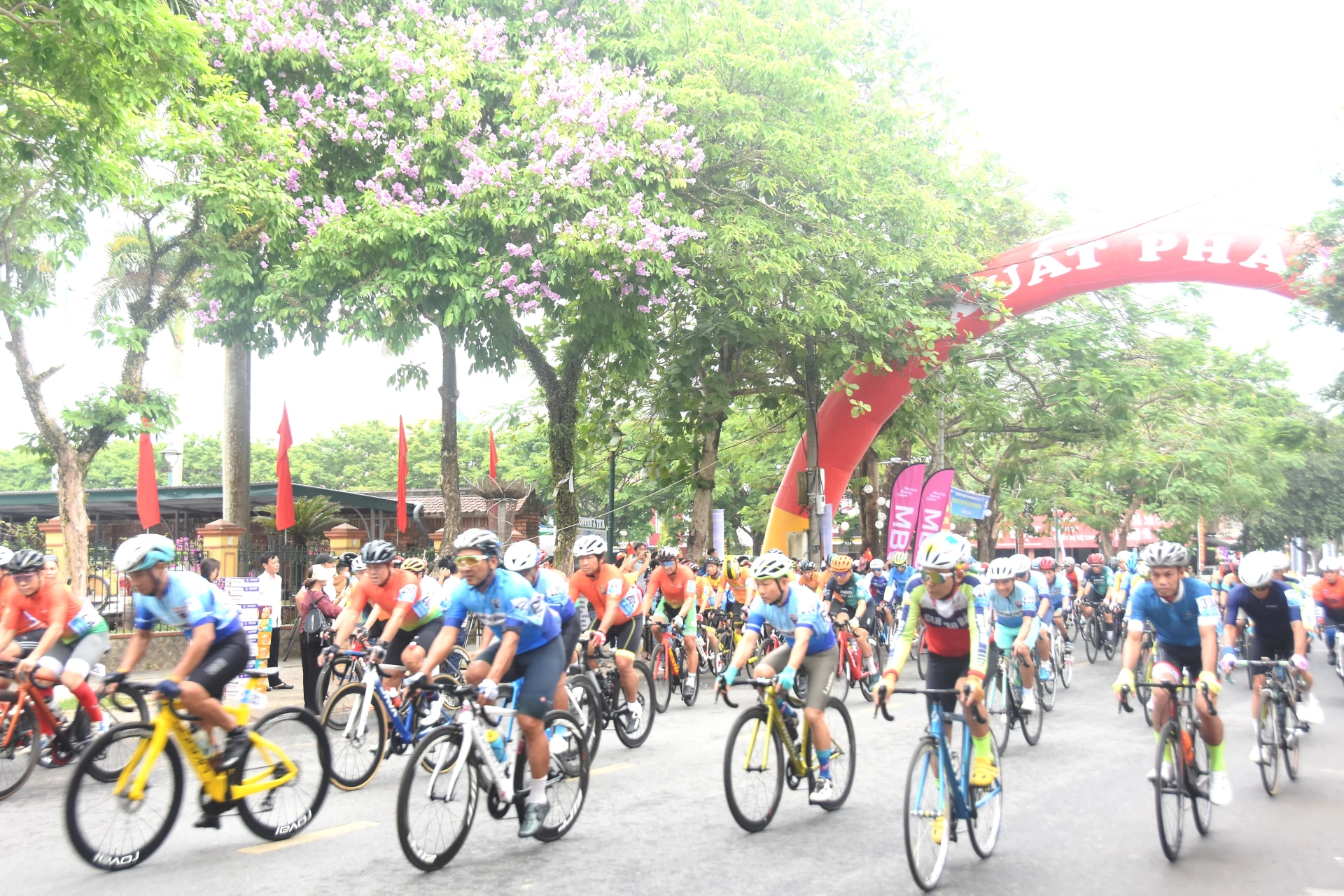 Các VĐV chính thức xuất phát thi đấu - Ảnh: ĐV