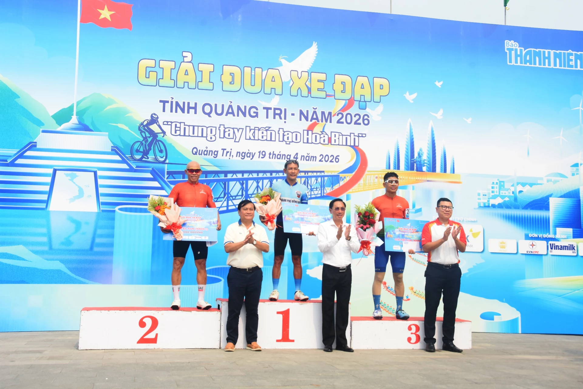 Trao giải Nhất, Nhì, Ba nam lứa tuổi trên 51 tuổi - Ảnh: ĐV