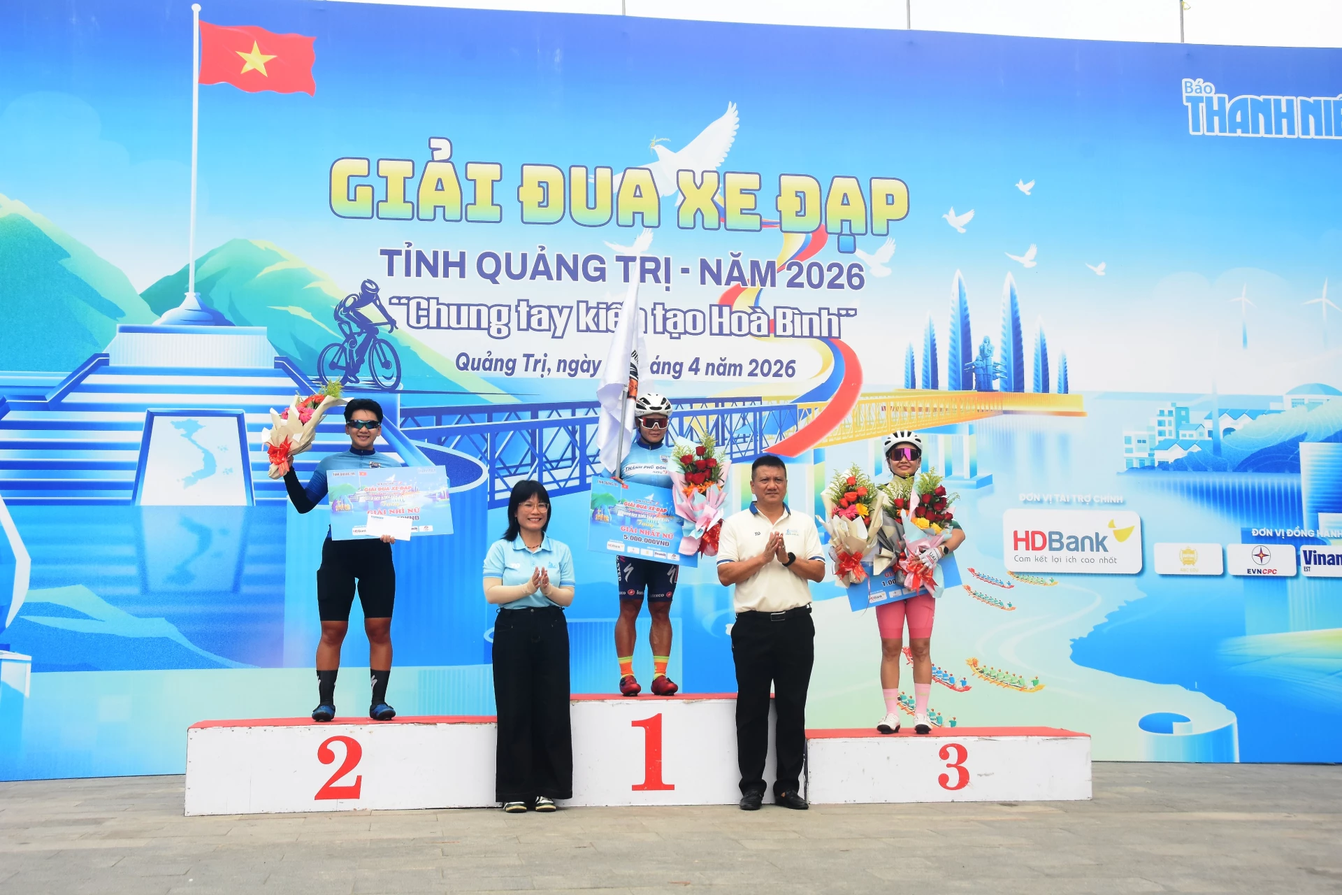 Trao giải Nhất, Nhì, Ba nữ - Ảnh: ĐV