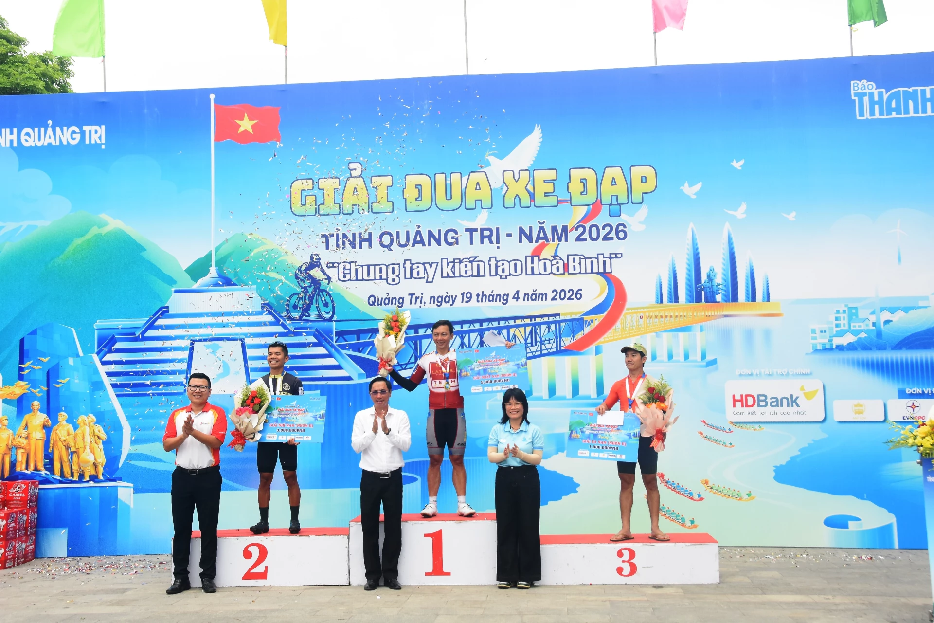 Trao giải Nhất, Nhì, Ba nam lứa tuổi từ 40 - 50 tuổi - Ảnh: ĐV