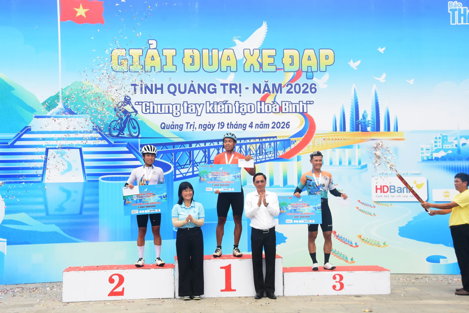 Trao giải Nhất, Nhì, Ba nam lứa tuổi từ 16 – 39 tuổi - Ảnh: ĐV