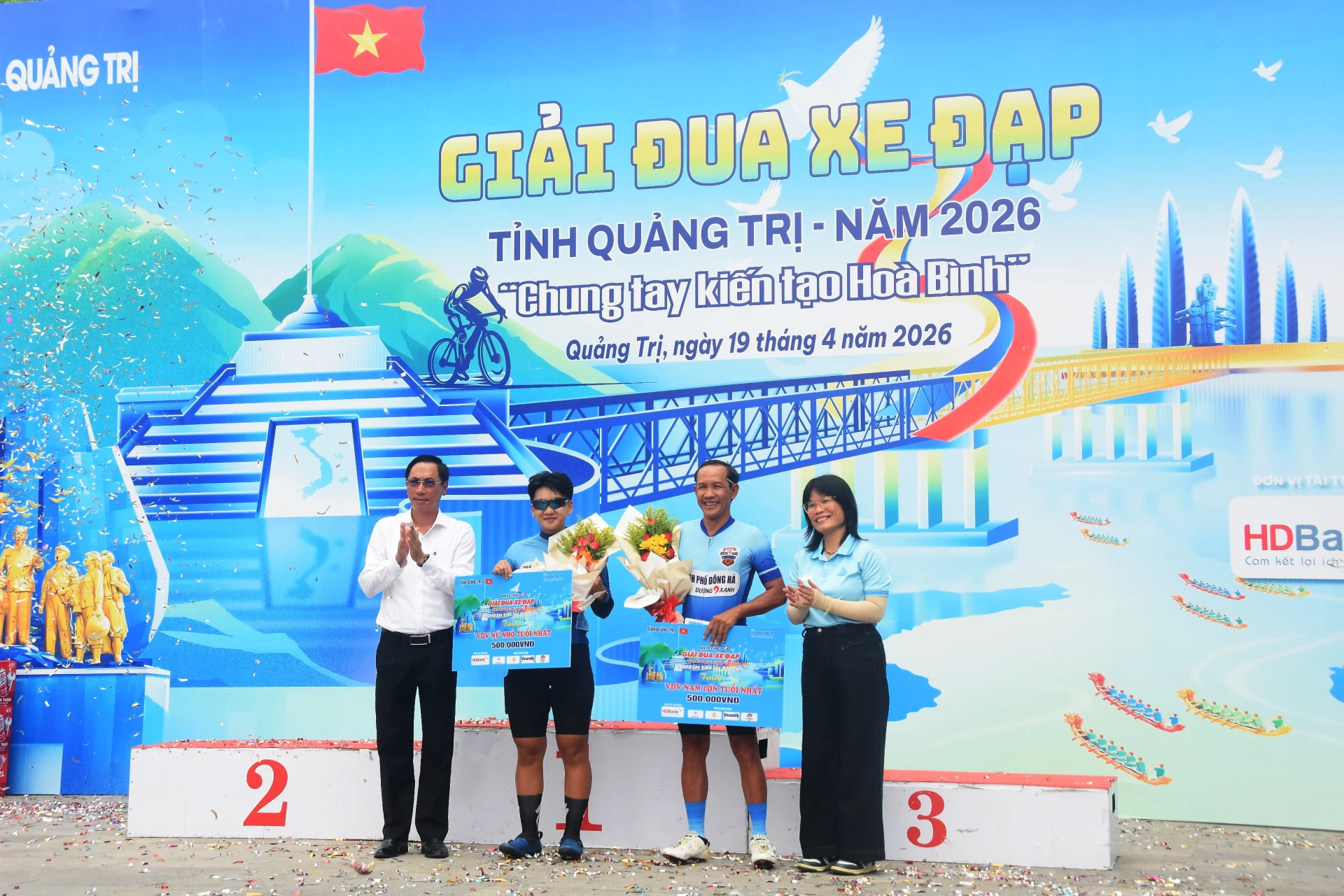 Trao giải phụ cho các VĐV - Ảnh: ĐV