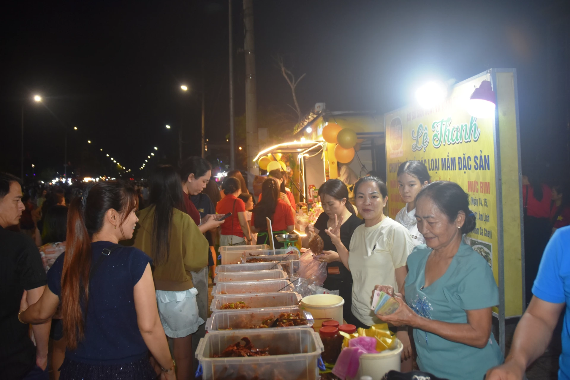 Các gian hàng ẩm thực đặc trưng của phường Đông Hà - Ảnh: ĐV