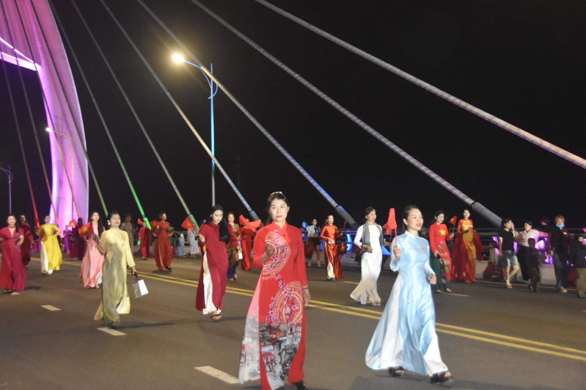 Biểu diễn áo dài trên cầu An Lạc, phường Đông Hà - Ảnh: ĐV	