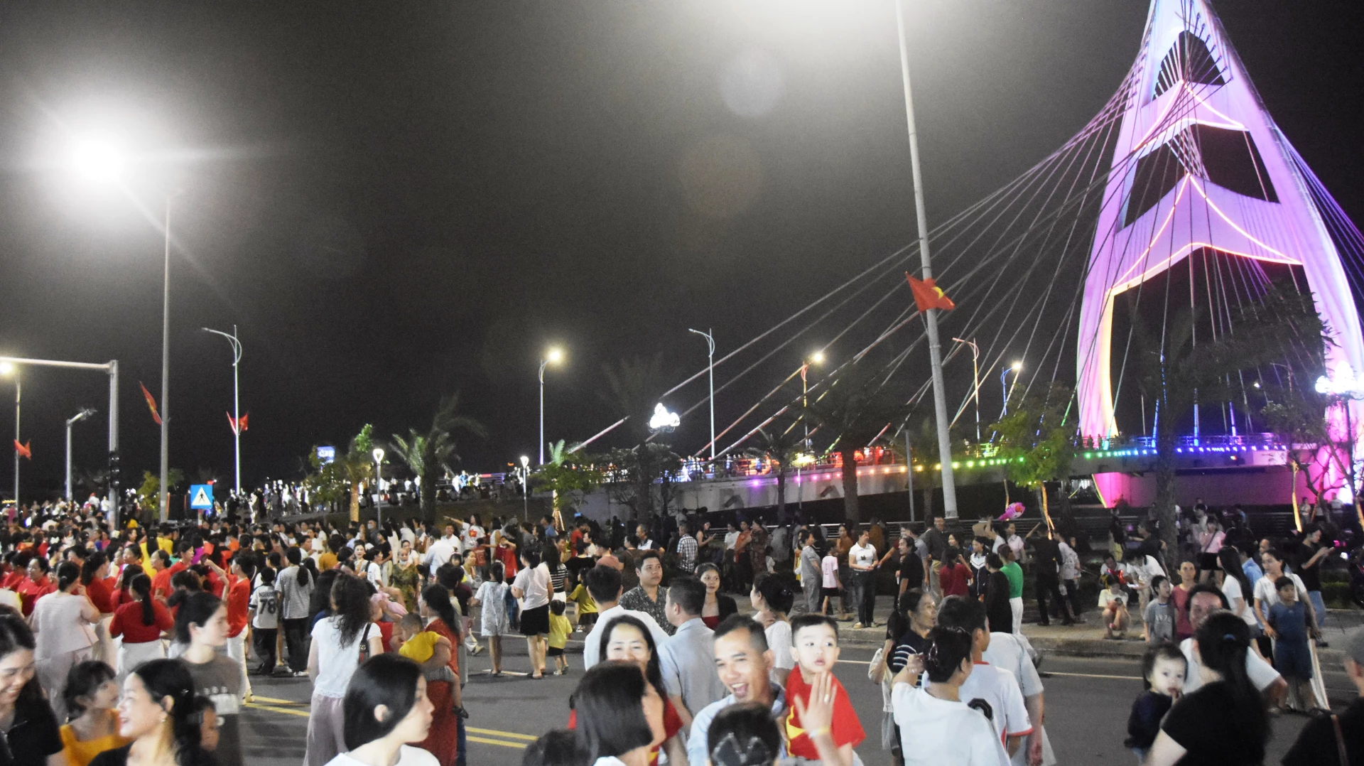 Không gian các hoạt động văn hóa cộng đồng thu hút đông đảo các tầng lớp nhân dân - Ảnh: ĐV