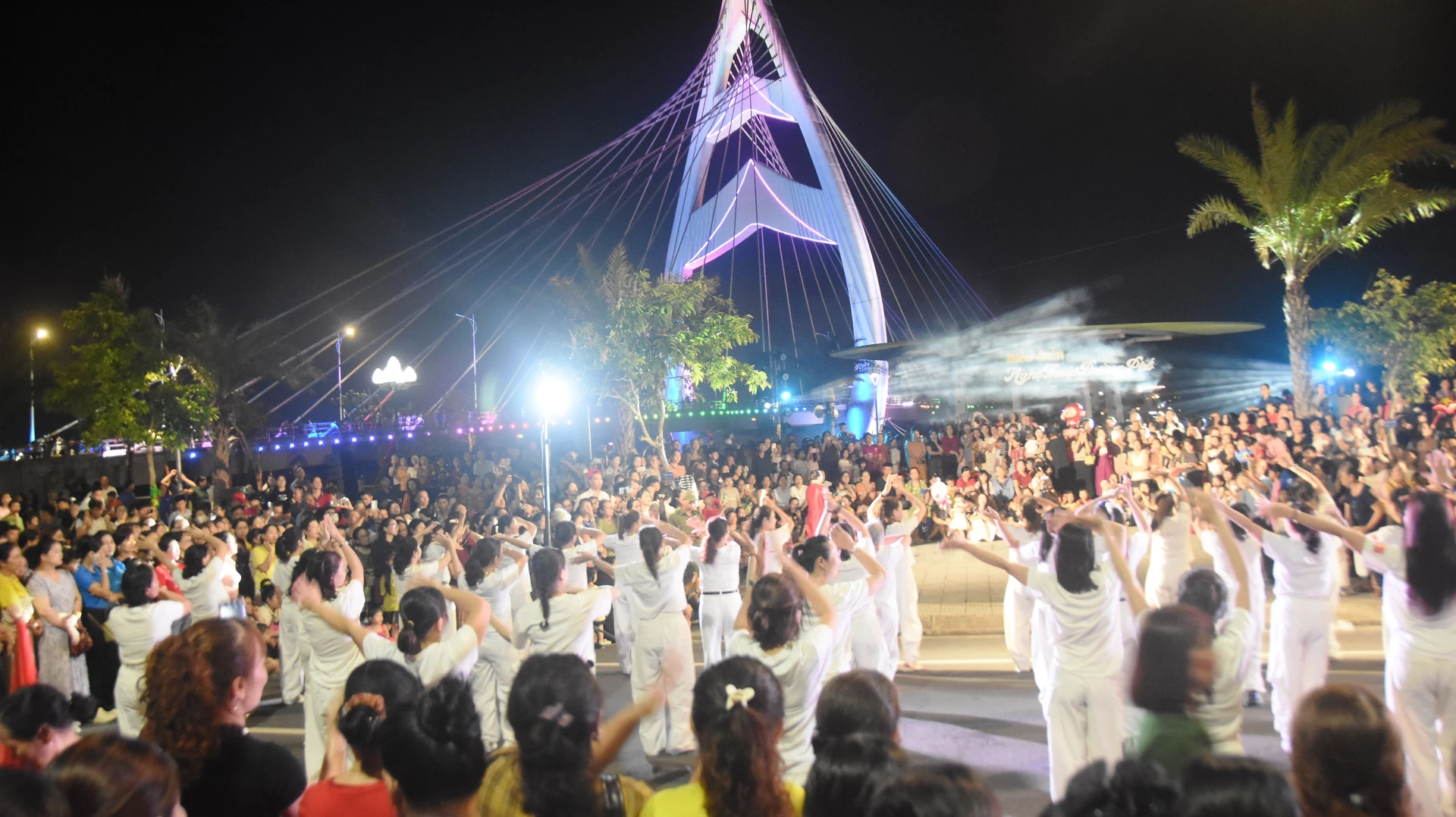 Các tiết mục dân vũ thu hút đông đảo người xem - Ảnh: ĐV