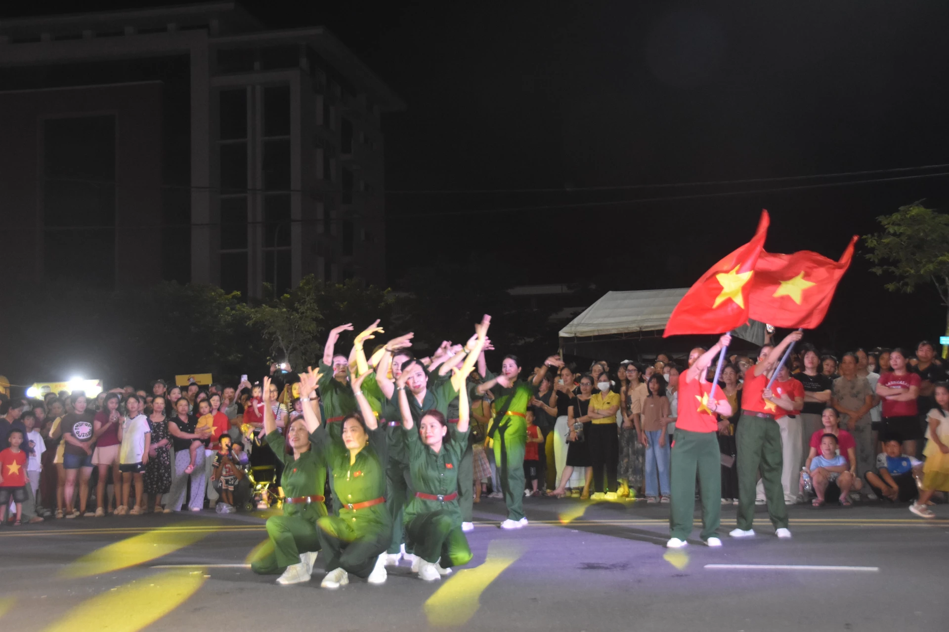 Các tiết mục dân vũ thu hút đông đảo người xem - Ảnh: ĐV