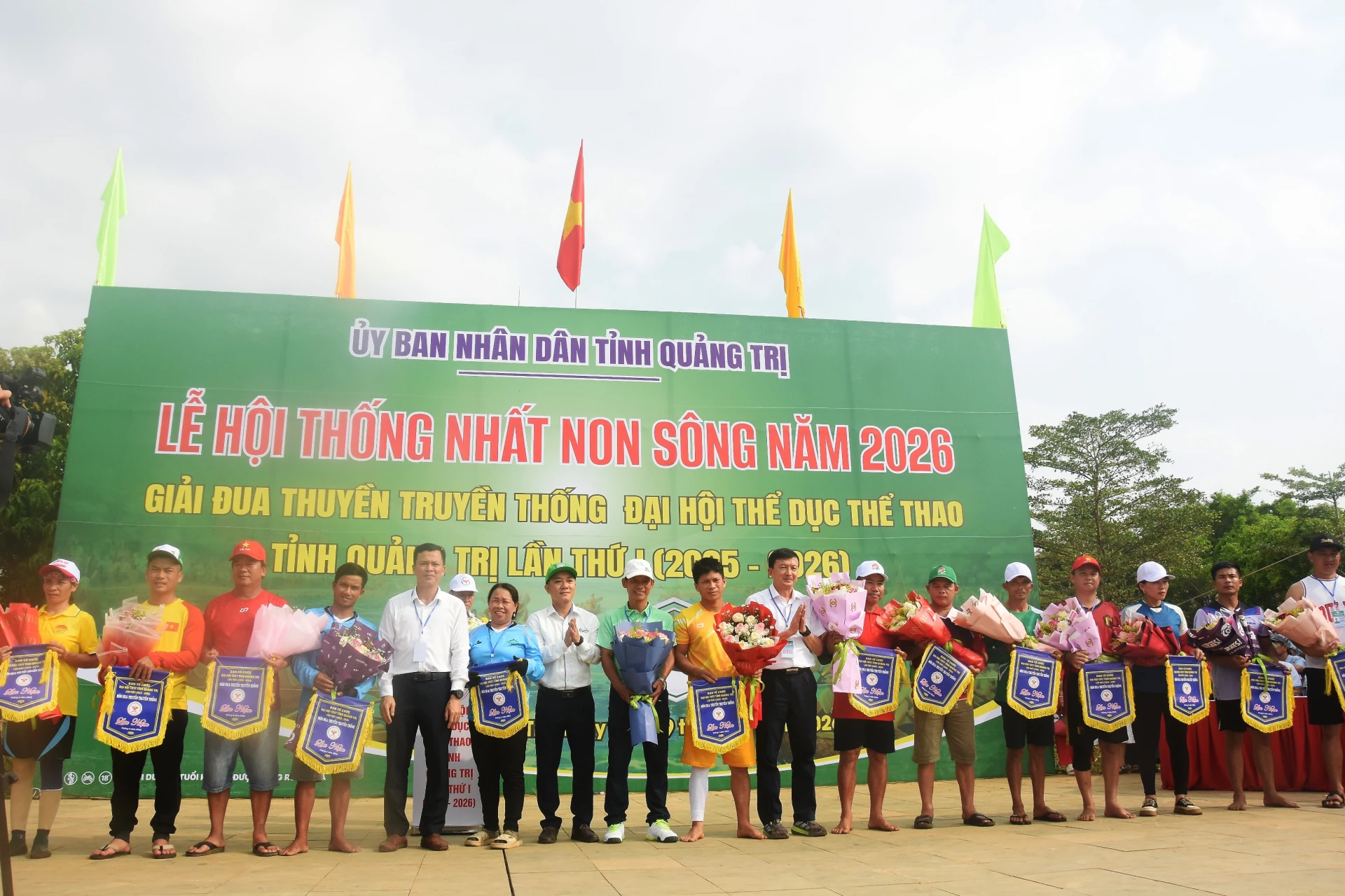 Trao tặng hoa cho các đội tham gia giải - Ảnh: ĐV