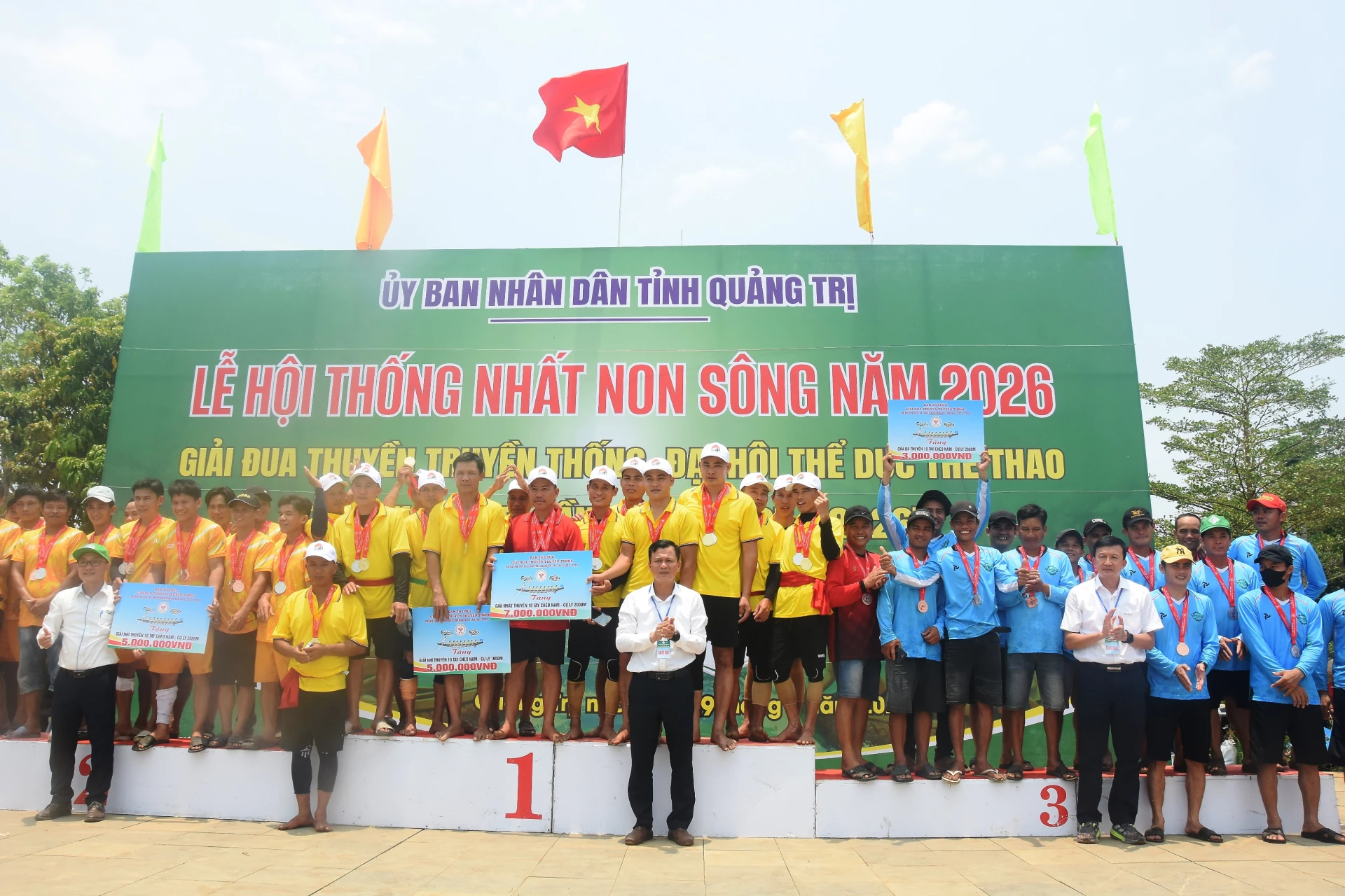 Trao giải nam cự ly 1000m - Ảnh: ĐV