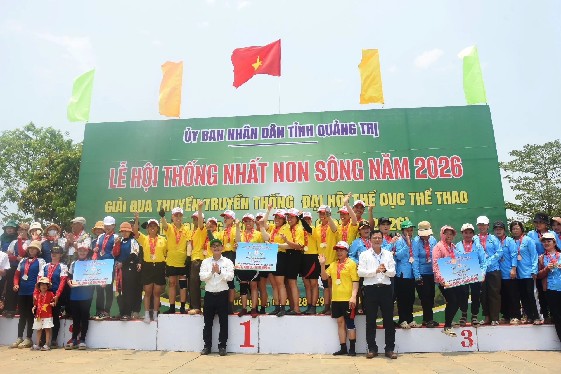 Trao giải nữ cự ly 1000m - Ảnh: ĐV