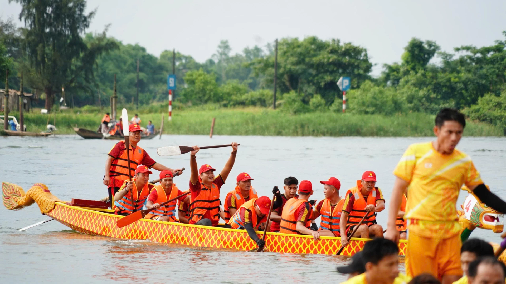 Các đội đua tranh tài sôi nổi trên sông Bến Hải - Ảnh: ĐV