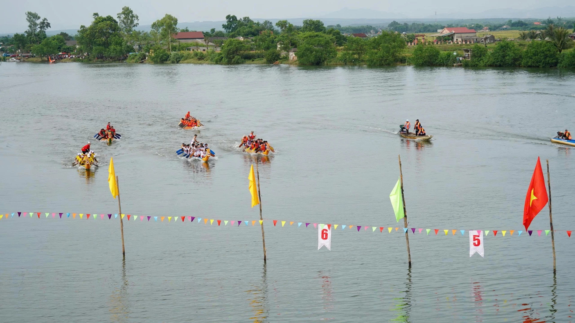 Các đội đua tranh tài sôi nổi trên sông Bến Hải - Ảnh: ĐV