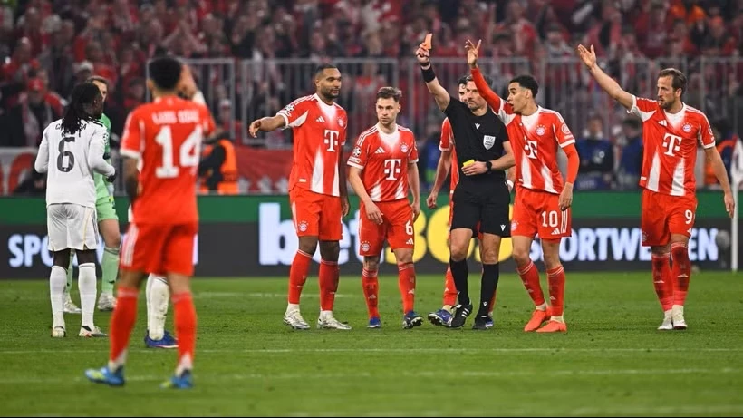 Camavinga lĩnh thẻ đỏ tai hại khiến Real Madrid nhận trái đắng trước Bayern Munich.