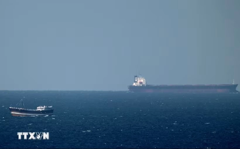Tàu chở dầu hướng về eo biển Hormuz. (Ảnh: AFP/TTXVN)