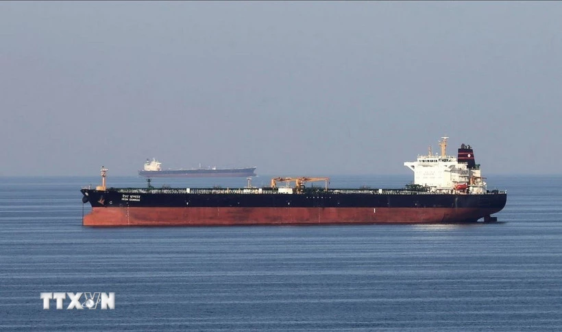Tàu chở dầu di chuyển qua eo biển Hormuz. (Ảnh: Reuters/TTXVN)