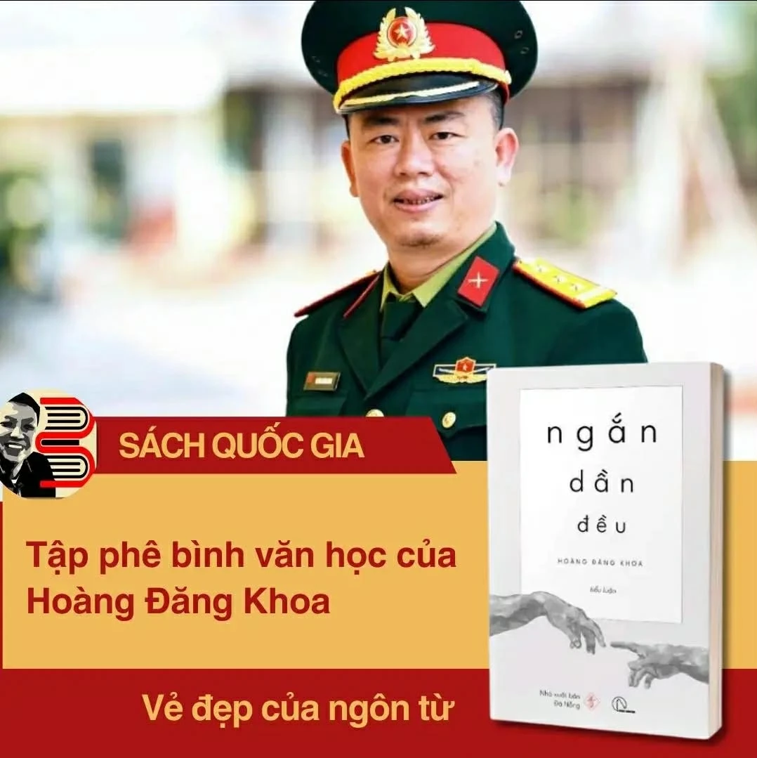 Nhà phê bình văn học Hoàng Đăng Khoa và tập tiểu luận “Ngắn dần đều” - Ảnh: NVCC