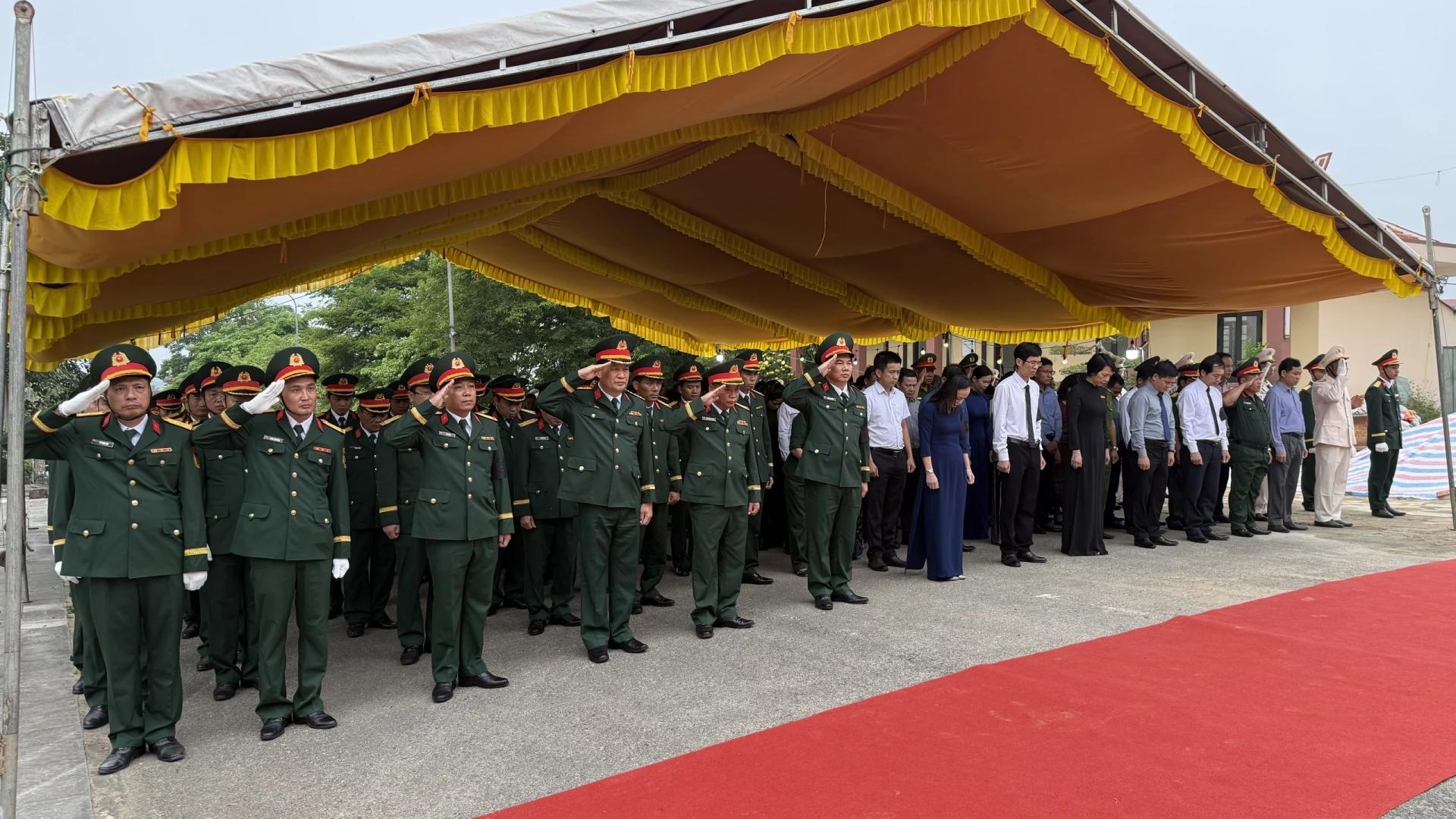 các đại biểu dành phút mặc niệm bày tỏ lòng biết ơn vô hạn đối với các Anh hùng, liệt sĩ - Ảnh: Hoàng Hùng