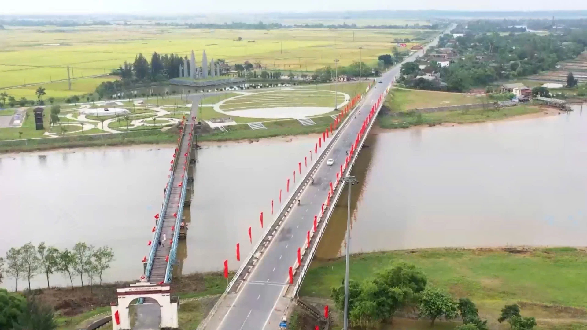 Khu di tích quốc gia đặc biệt Đôi bờ Hiền Lương-Bến Hải là điểm đến thu hút du khách - Ảnh: P.X.D