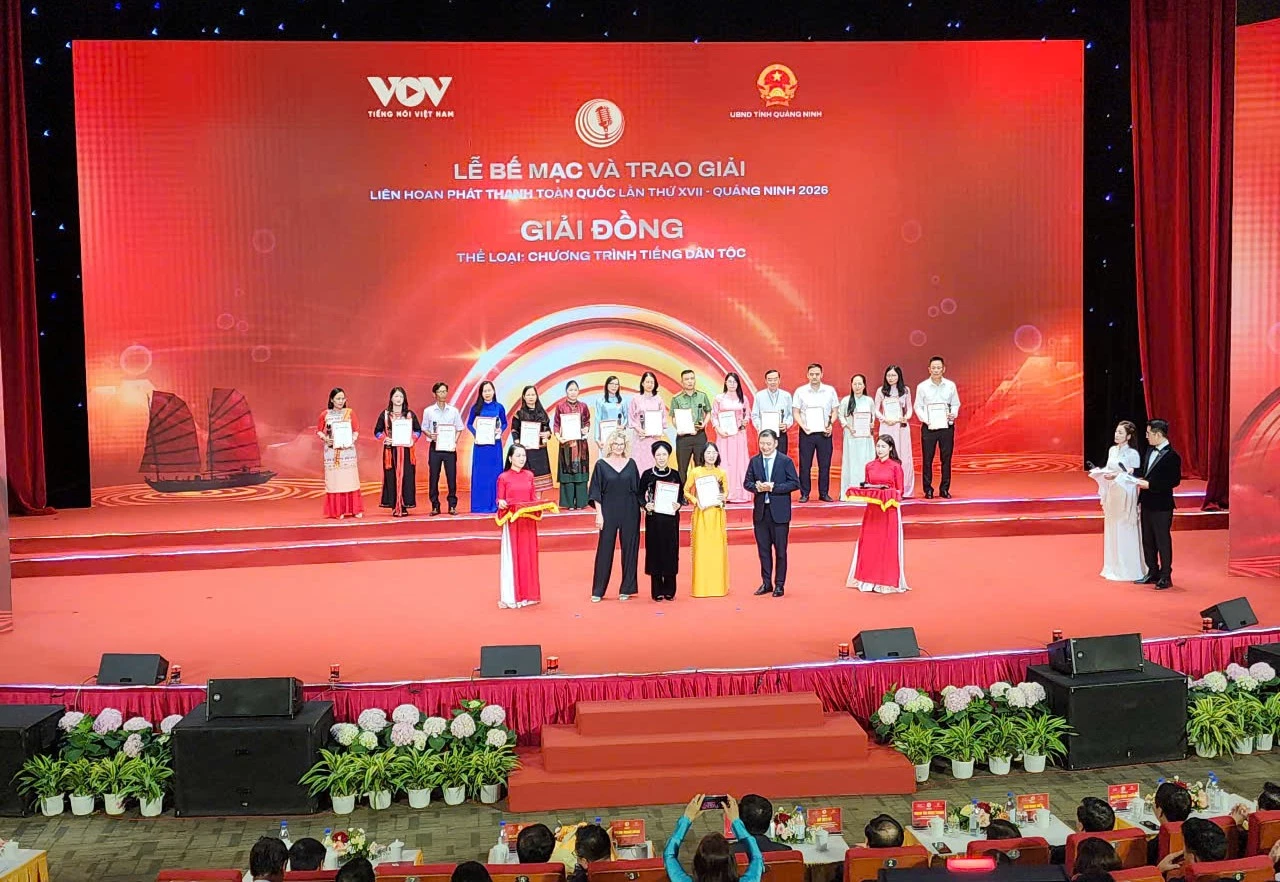 Ban tổ chức Liên hoan Phát thanh toàn quốc lần thứ XVII trao giải cho đại diện nhóm tác giả thuộc Báo và PT, TH Quảng Trị tại lễ bế mạc - Ảnh: H.N