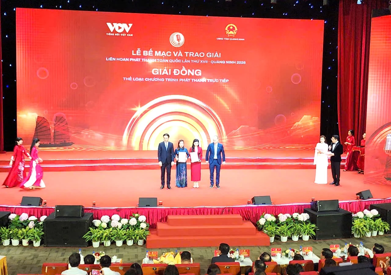Ban tổ chức Liên hoan Phát thanh toàn quốc lần thứ XVII trao giải cho đại diện nhóm tác giả thuộc Báo và PT, TH Quảng Trị tại lễ bế mạc - Ảnh: H.N