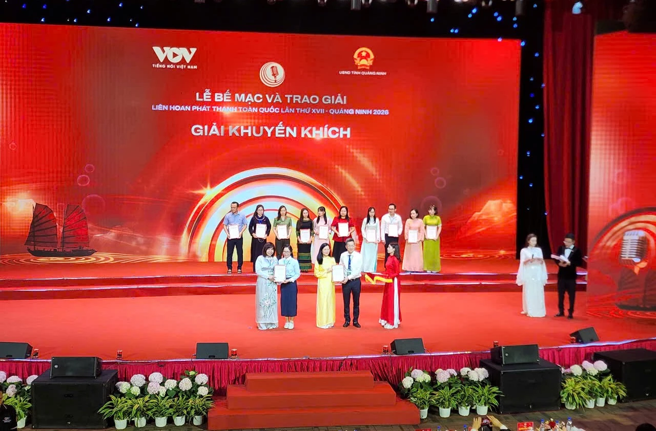 Ban tổ chức Liên hoan Phát thanh toàn quốc lần thứ XVII trao giải cho đại diện nhóm tác giả thuộc Báo và PT, TH Quảng Trị tại lễ bế mạc - Ảnh: H.N