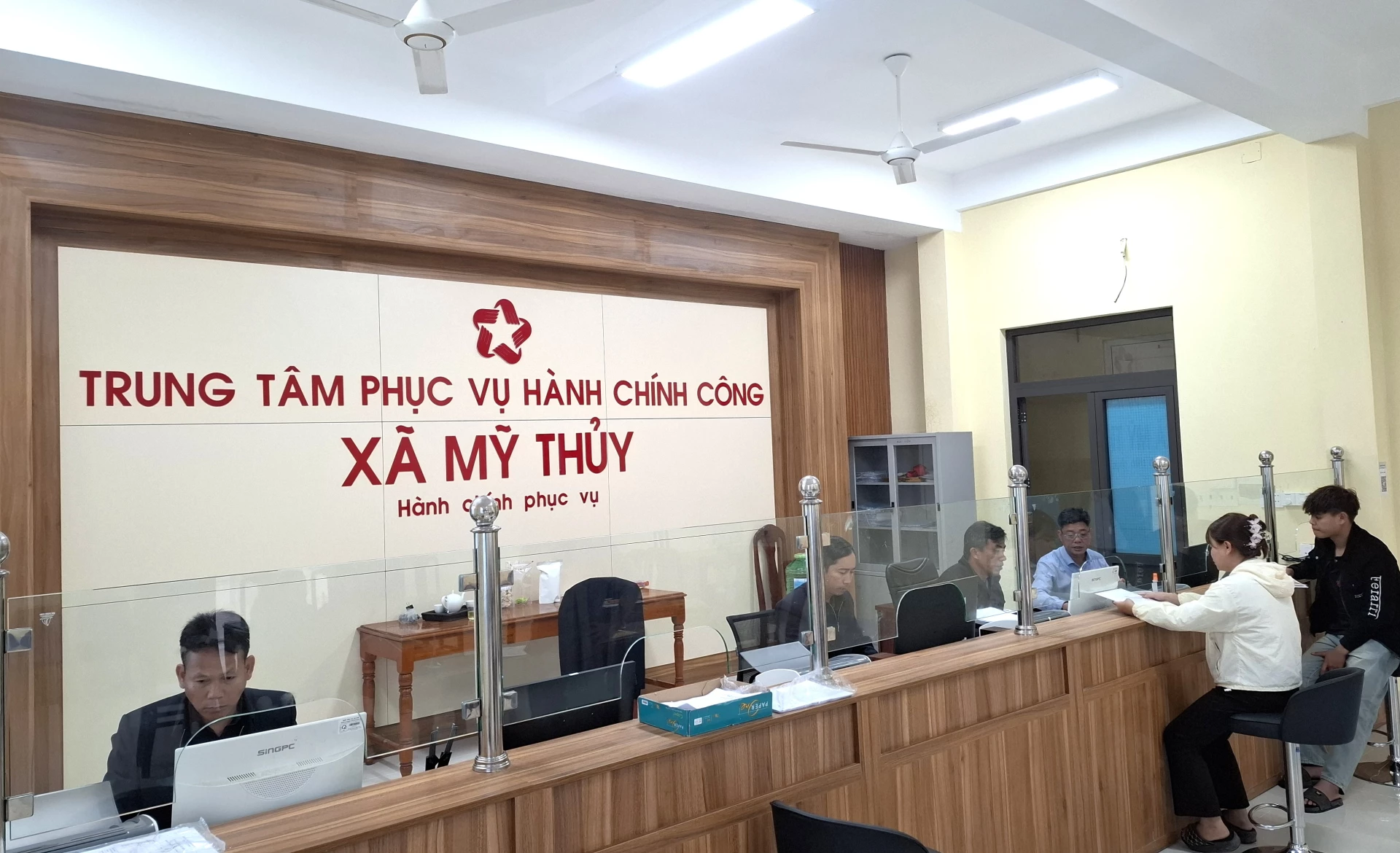 Ủy ban MTTQVN xã thường xuyên giám sát về giải quyết thủ tục hành chính cho người dân tại Trung tâm Phục vụ hành chính công xã Mỹ Thủy - Ảnh: S.H