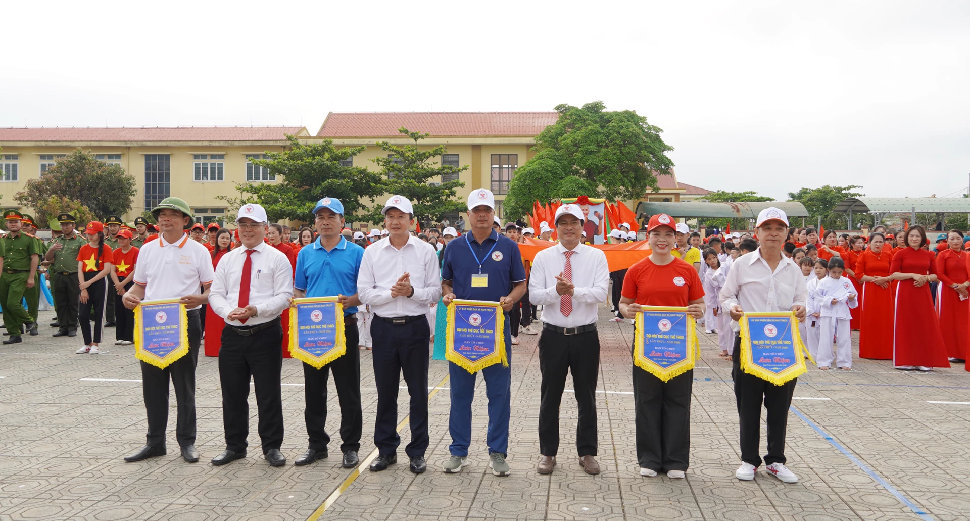 Ban Tổ chức trao cờ lưu niệm cho các đoàn tham gia - Ảnh: C.N

