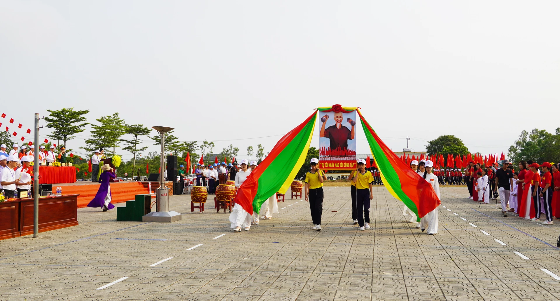 Diễu hành rước kiệu ảnh Bác Hồ - Ảnh: C.N

