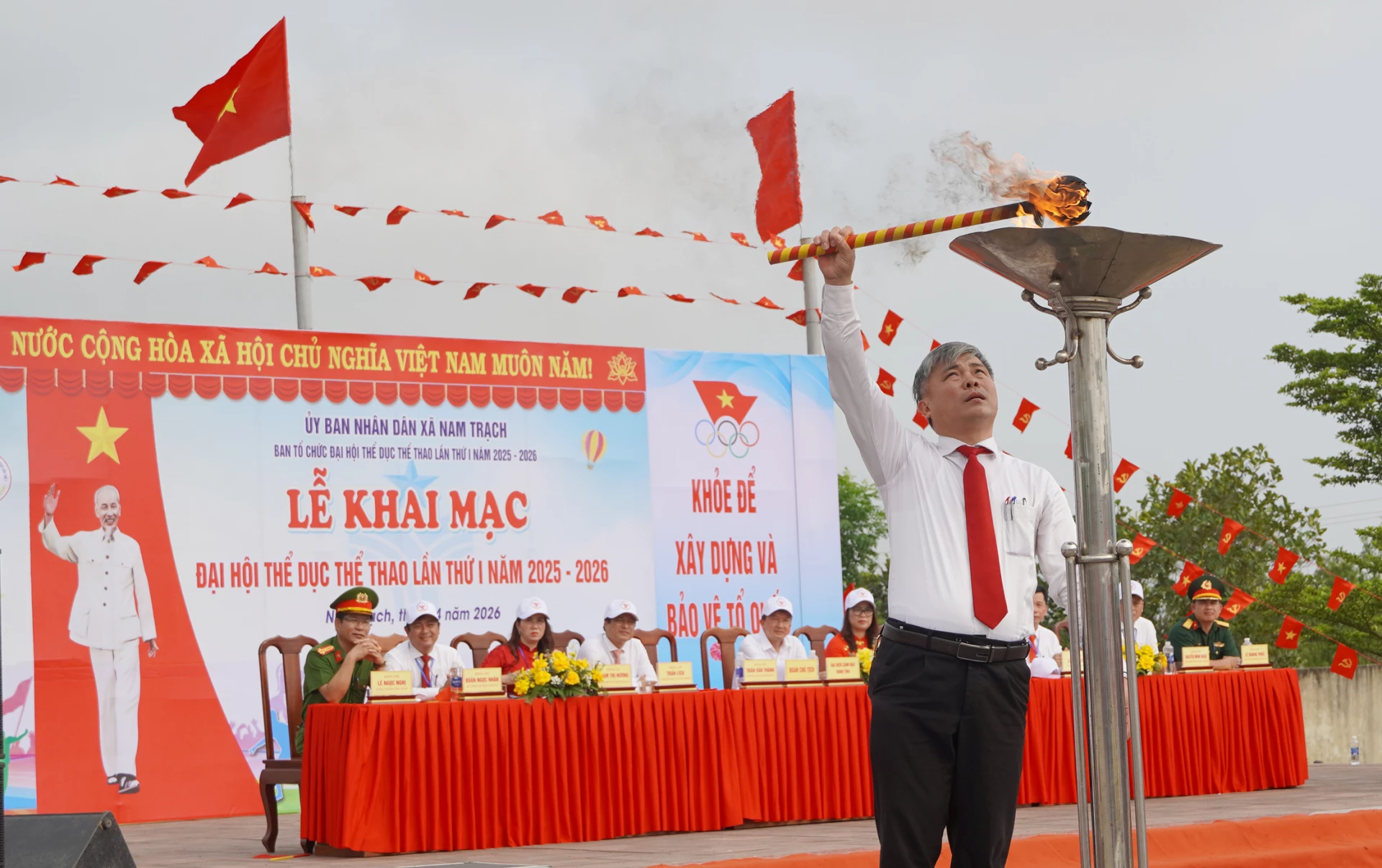 Đại diện lãnh đạo xã Nam Trạch thắp đuốc truyền thống - Ảnh: C.N

