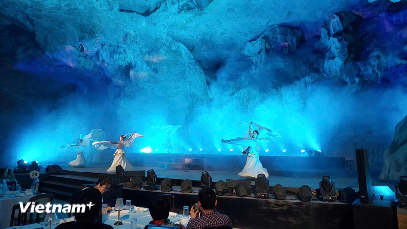 Chương trình nghệ thuật trong hang Ngọc Rồng (Hạ Long) gây chú ý nhờ ứng dụng công nghệ đa phương tiện kết hợp nghệ thuật biểu diễn. (Ảnh: Minh Thu/Vietnam+)