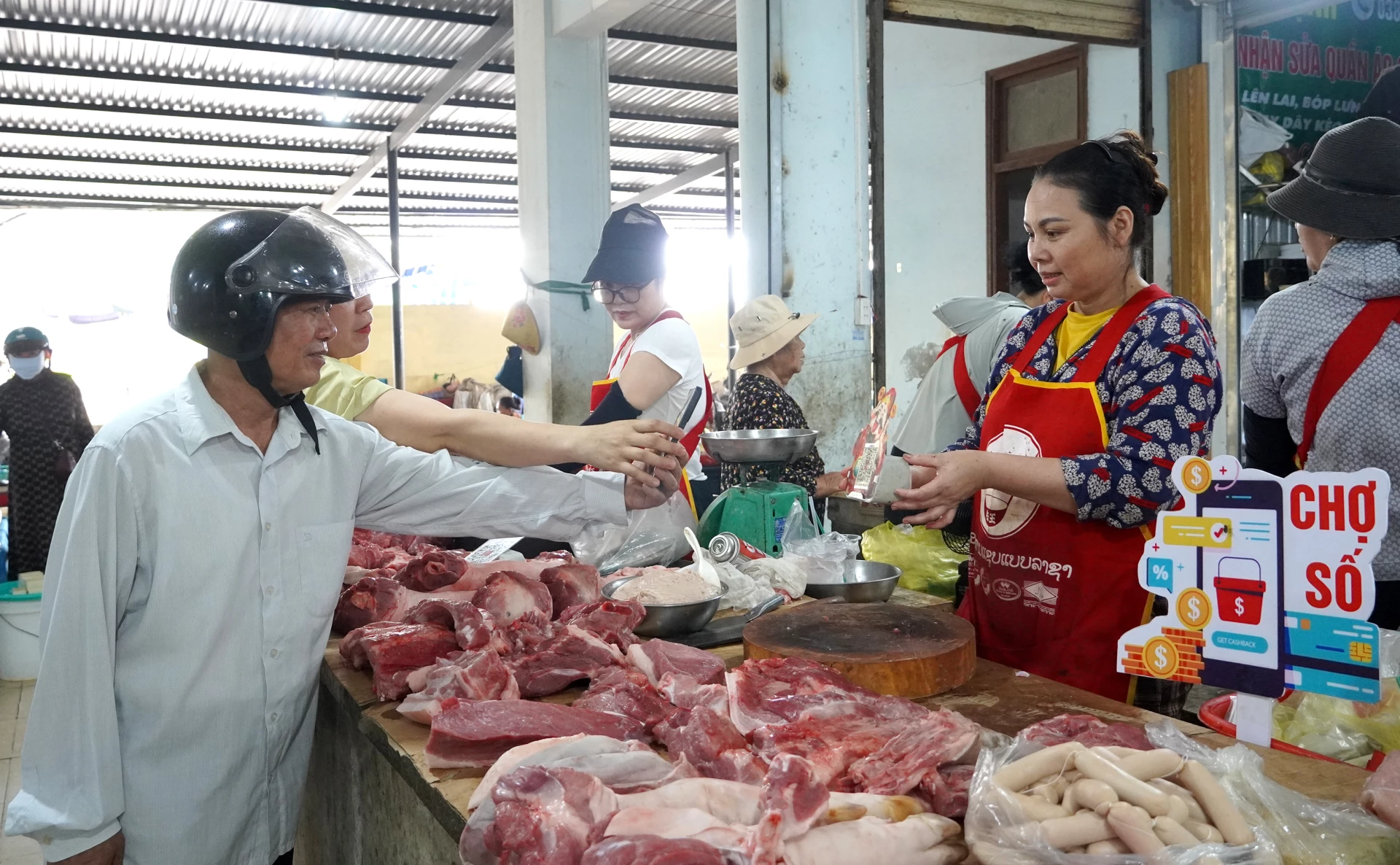 Những quầy hàng thực phẩm tươi sống đều ứng dụng mã QR để thanh toán, thay thế sử dụng tiền mặt - Ảnh: H.Tr