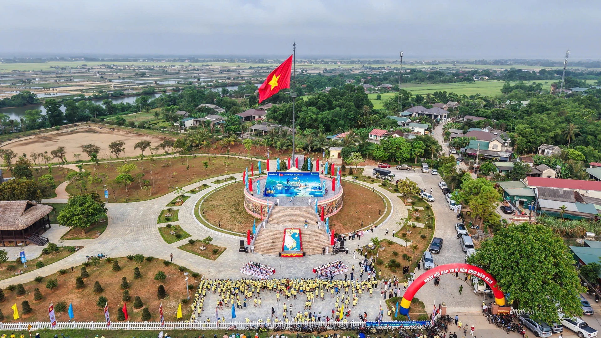 Khai mạc “Ngày hội đạp xe vì hòa bình”-sự kiện mở màn của Lễ hội Vì hòa bình năm 2026 vừa được tổ chức tại Di tích quốc gia đặc biệt Đôi bờ Hiền Lương-Bến Hải - Ảnh: Ban tổ chức lễ hội cung cấp